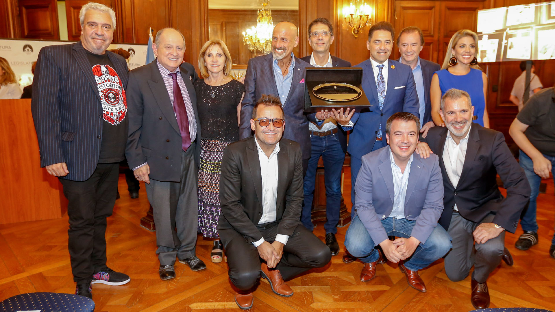 Arriba: Coco Sily, Chiche Gelblung, la legisladora María Luisa González Estevarena, Gustavo Sofovich, el legislador José Luis Acevedo (impulsor del proyecto), Mariano Iúdica, Luis Beldi y Virginia Gallardo. Abajo: Álvaro Navia, Gastón Recondo y Pablo Duggan