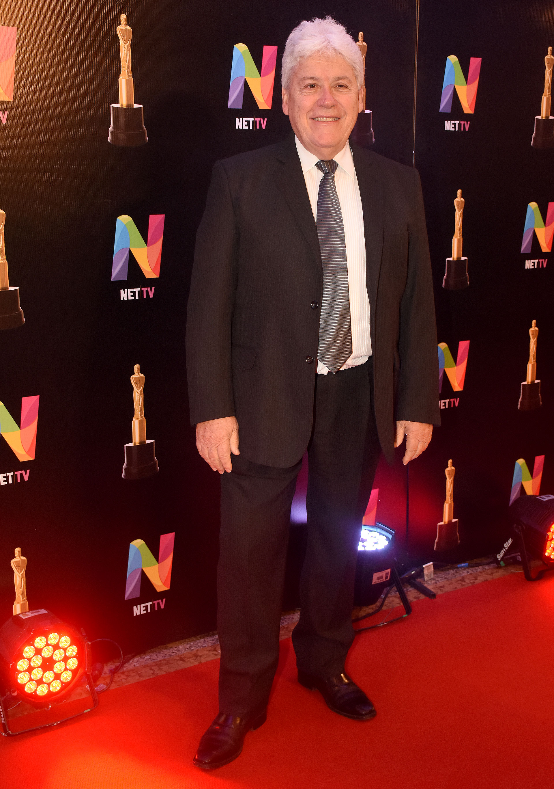 Carlos Sciacaluga con un traje clásico negro y corbata metalizada a rayas