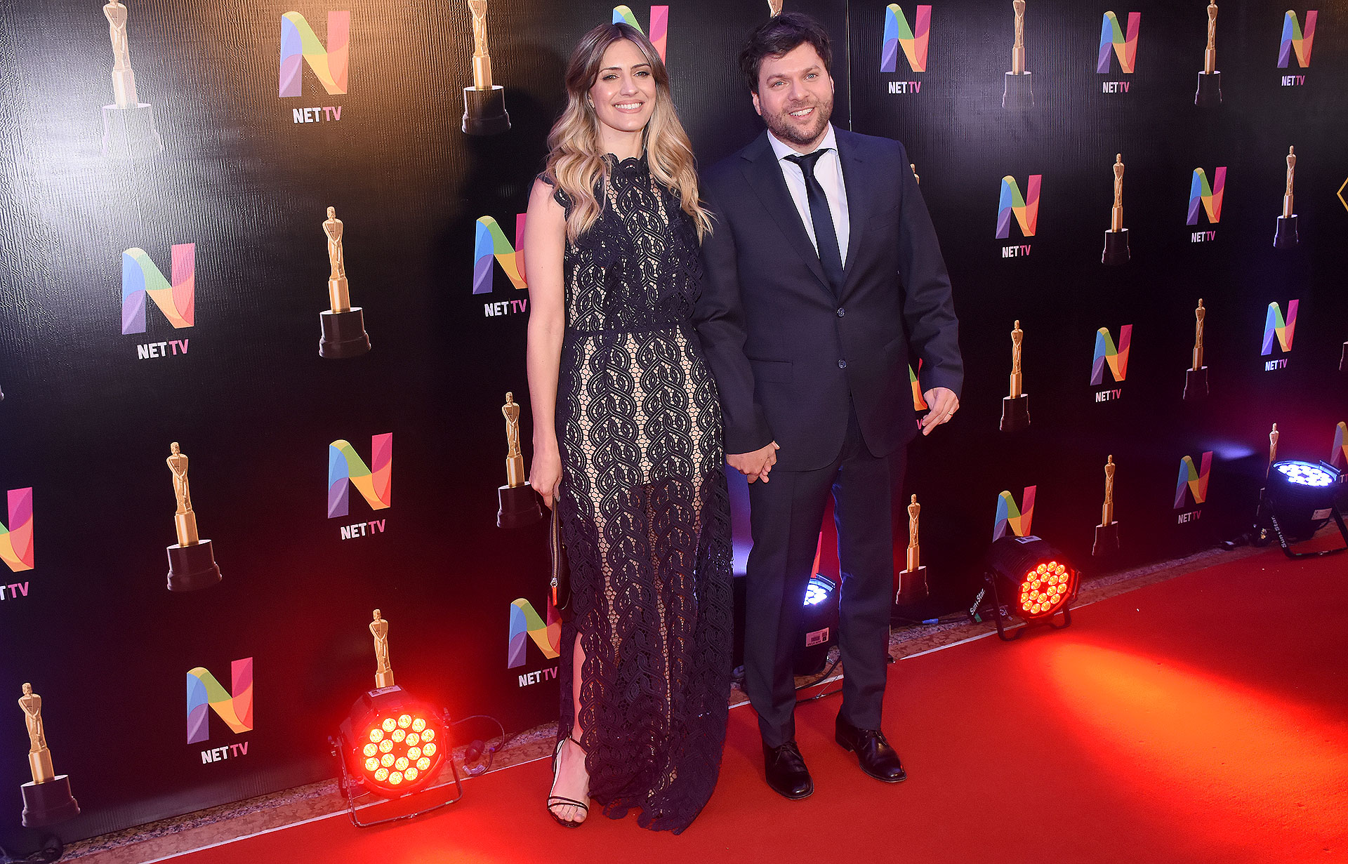 Guido Kaczka, lució un esmoquin azul noche con corbata y zapatos de cuero y su mujer Soledad Rodríguez, un diseño traslúcido con encaje sin mangas y cuello cisne. Completó su look con sandalias negras y sobre acharolado