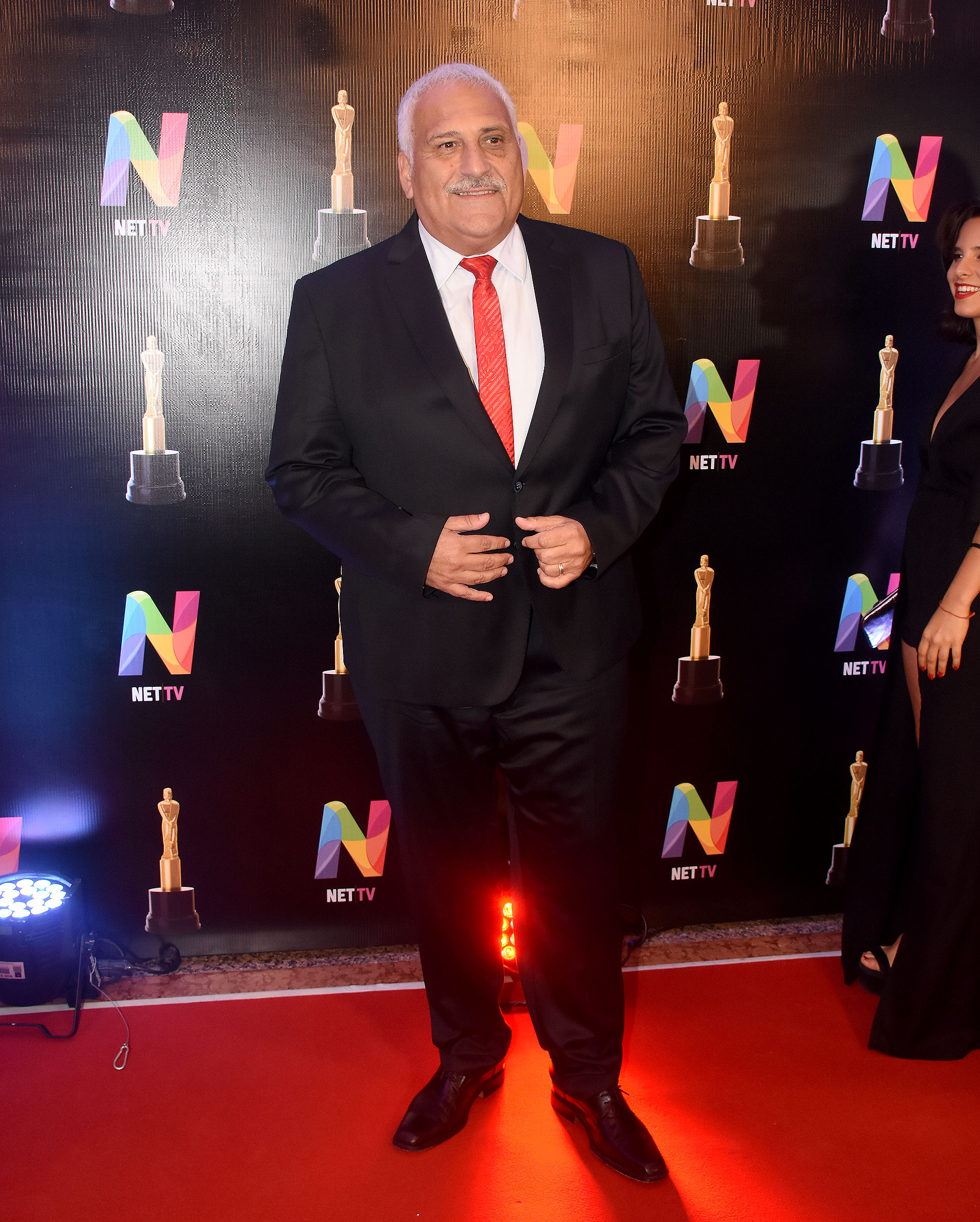 Darío Villarruel apostó a un traje clásico con zapatos de cuero en punta, corbata roja y camisa blanca