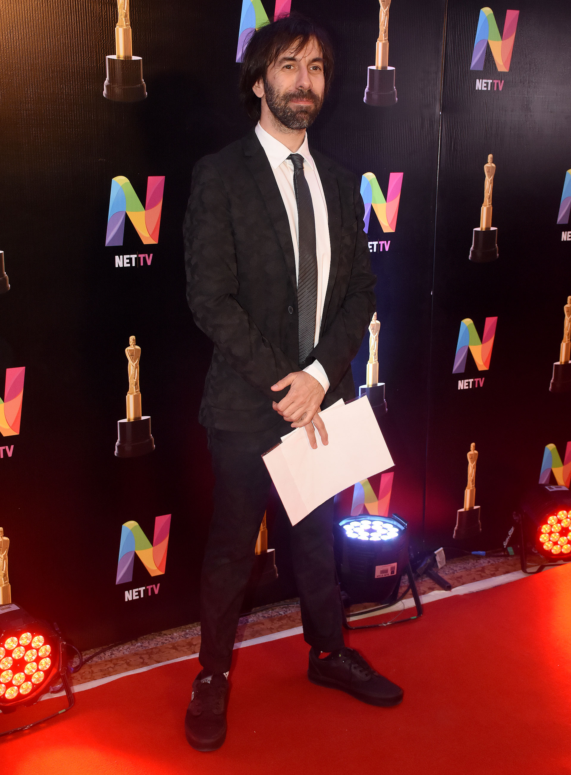 Clemente Cancela, un look canchero. Eligió combinar su esmoquin estampado con zapatillas de lona
