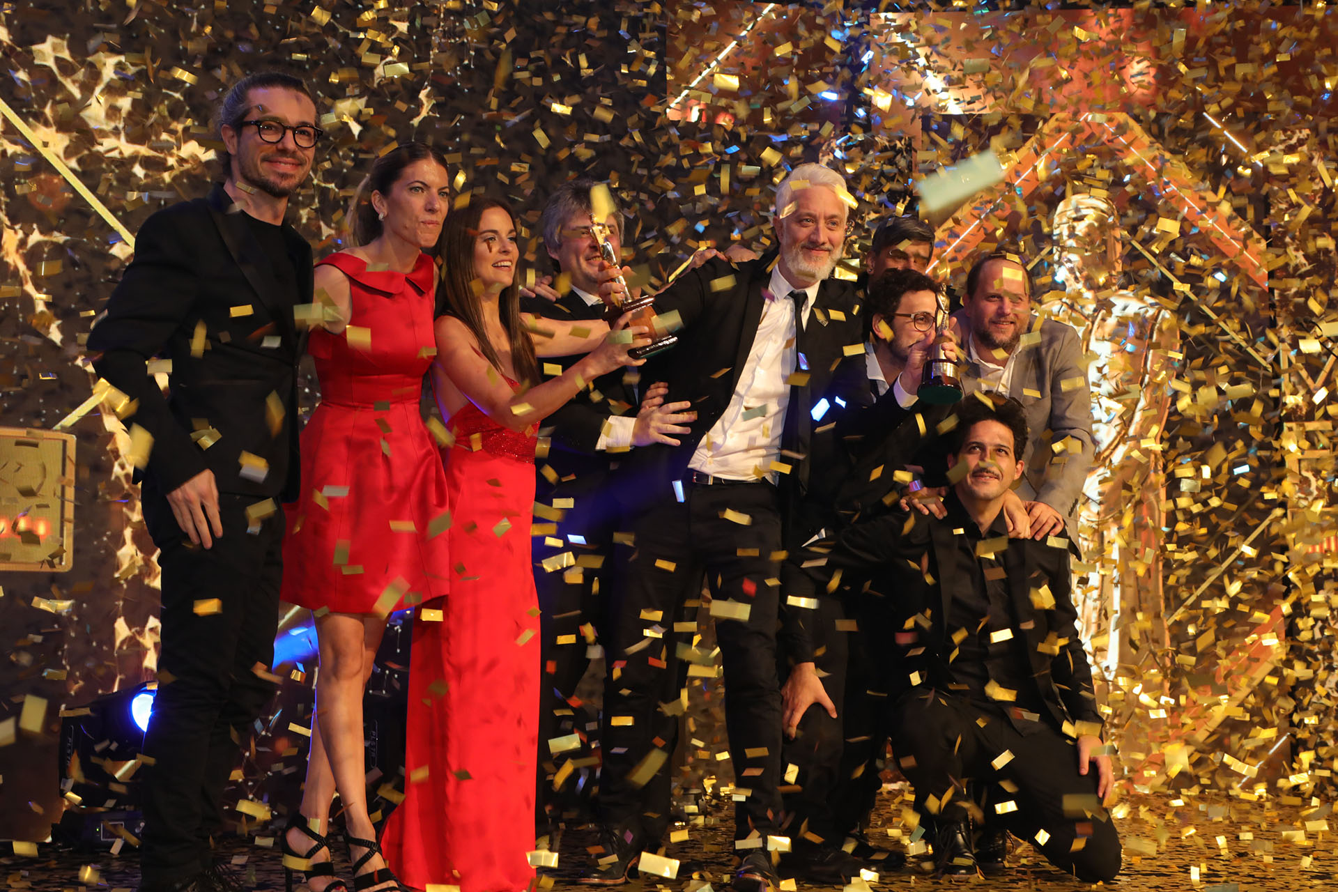 El equipo de “Perros de la Calle” festeja el Martín Fierro de oro