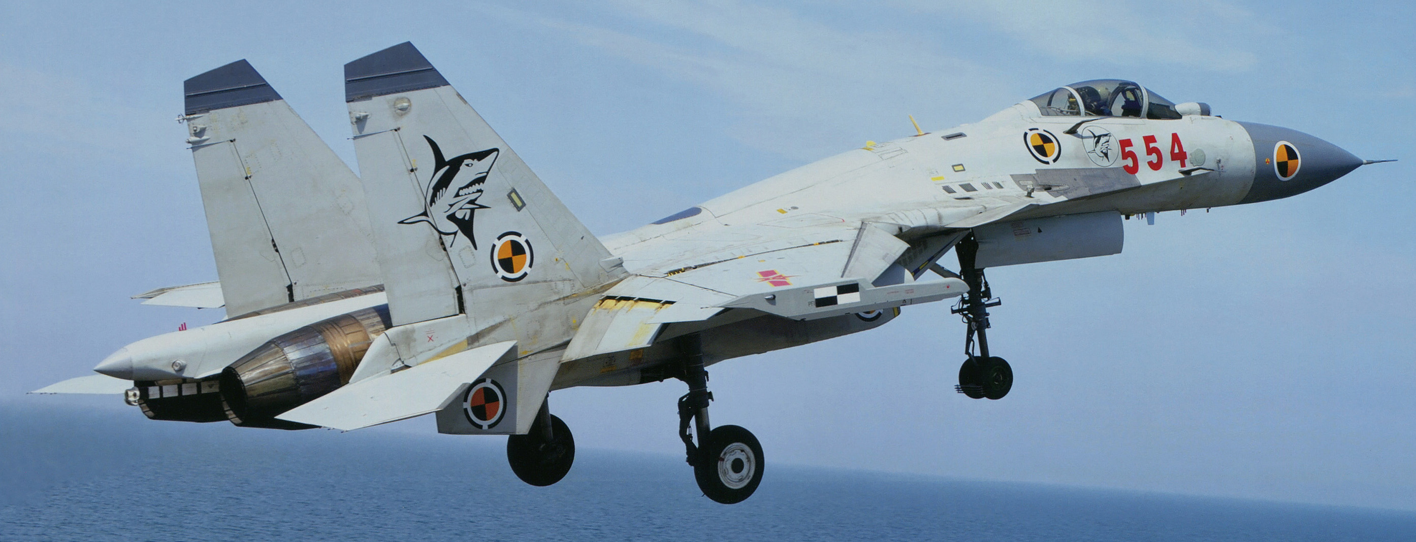 El problemático caza embarcado Shenyang J-15 (Wikipedia/Garudtejas7)