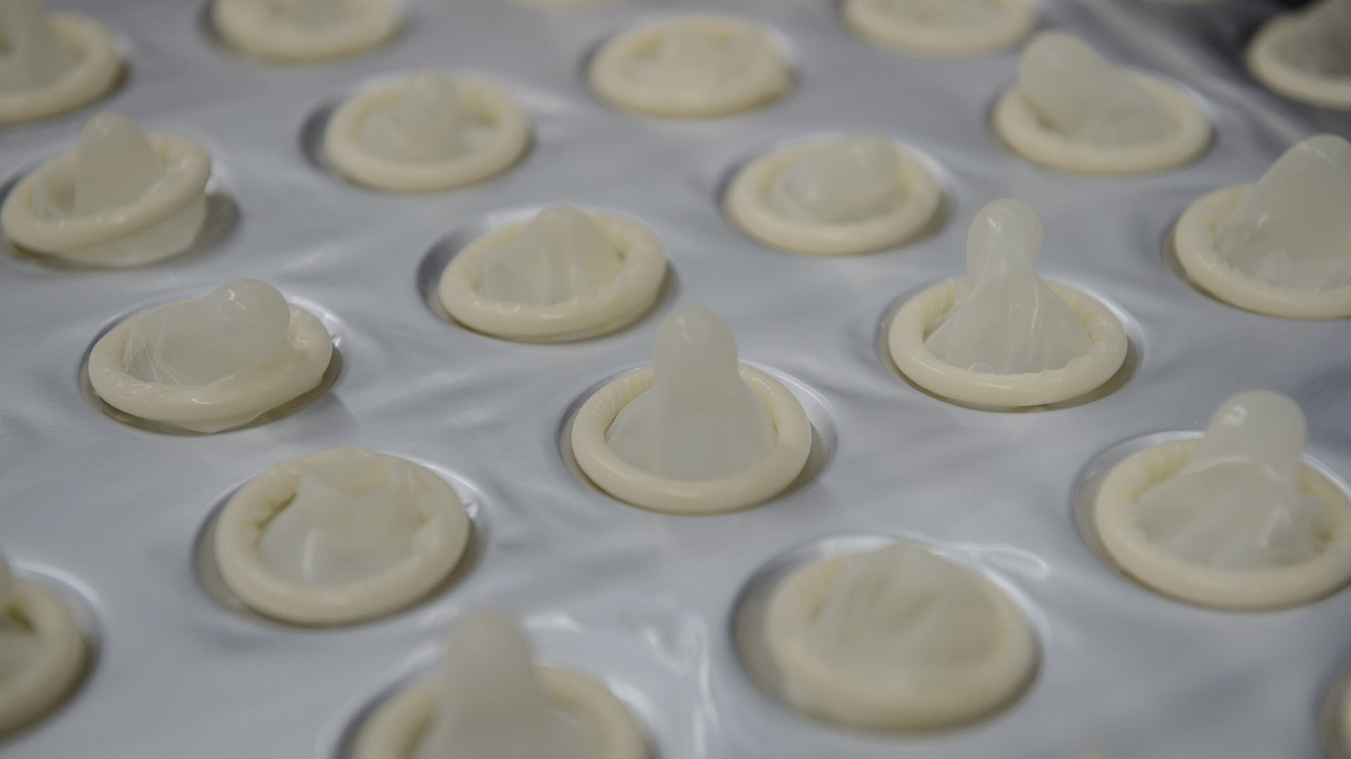 Condones listos para ser empacados en la fábrica de Natex en Xapuri (AFP)