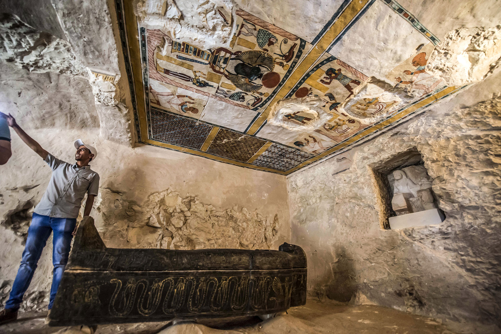 La sala en la que está el sarcófago está decorada con escenas en colores que muestran al difunto con su familia (AFP)