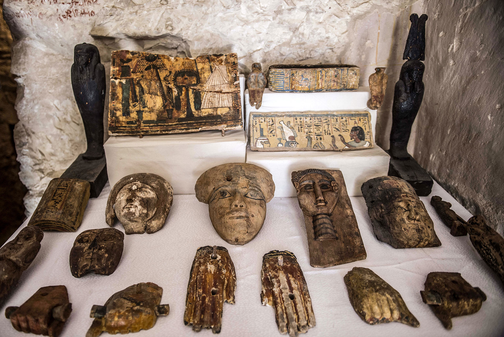 Distintos artefactos halladas en las tumbas a orillas del Nilo (AFP)
