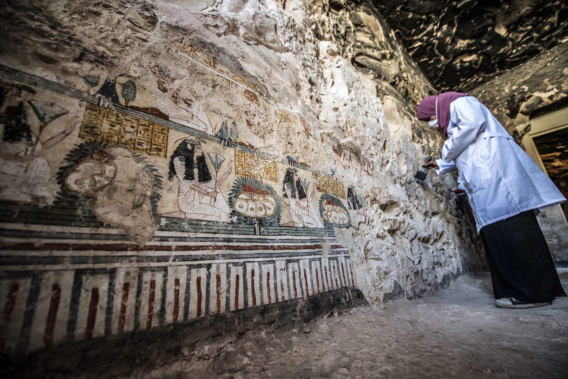 Un arqueólogo descubre pinturas que datan de entre los siglos 21 y 18 a. C. (AFP)