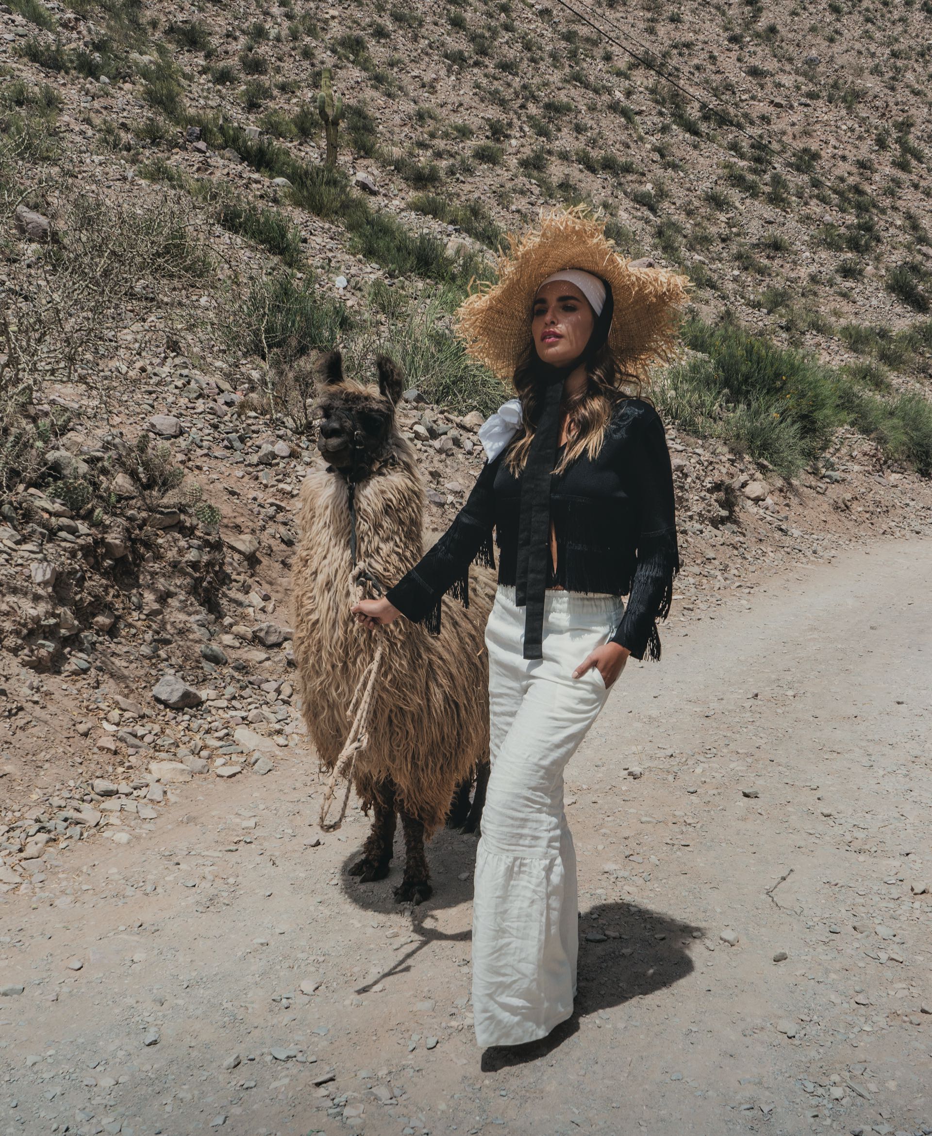 Cárdigan con flecos ($ 5.950, Uma), pantalón de lino con terminación farol ($ 4.240, Mishka) y stilettos de taco cuadrado ($ 2.790, Viamo).