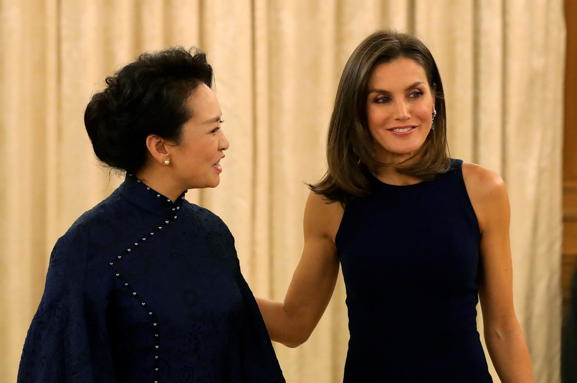 Letizia y Peng Liyuan conversaron animadamente durante la cena privada, que se llevó a cabo en el Palacio de la Zarzuela