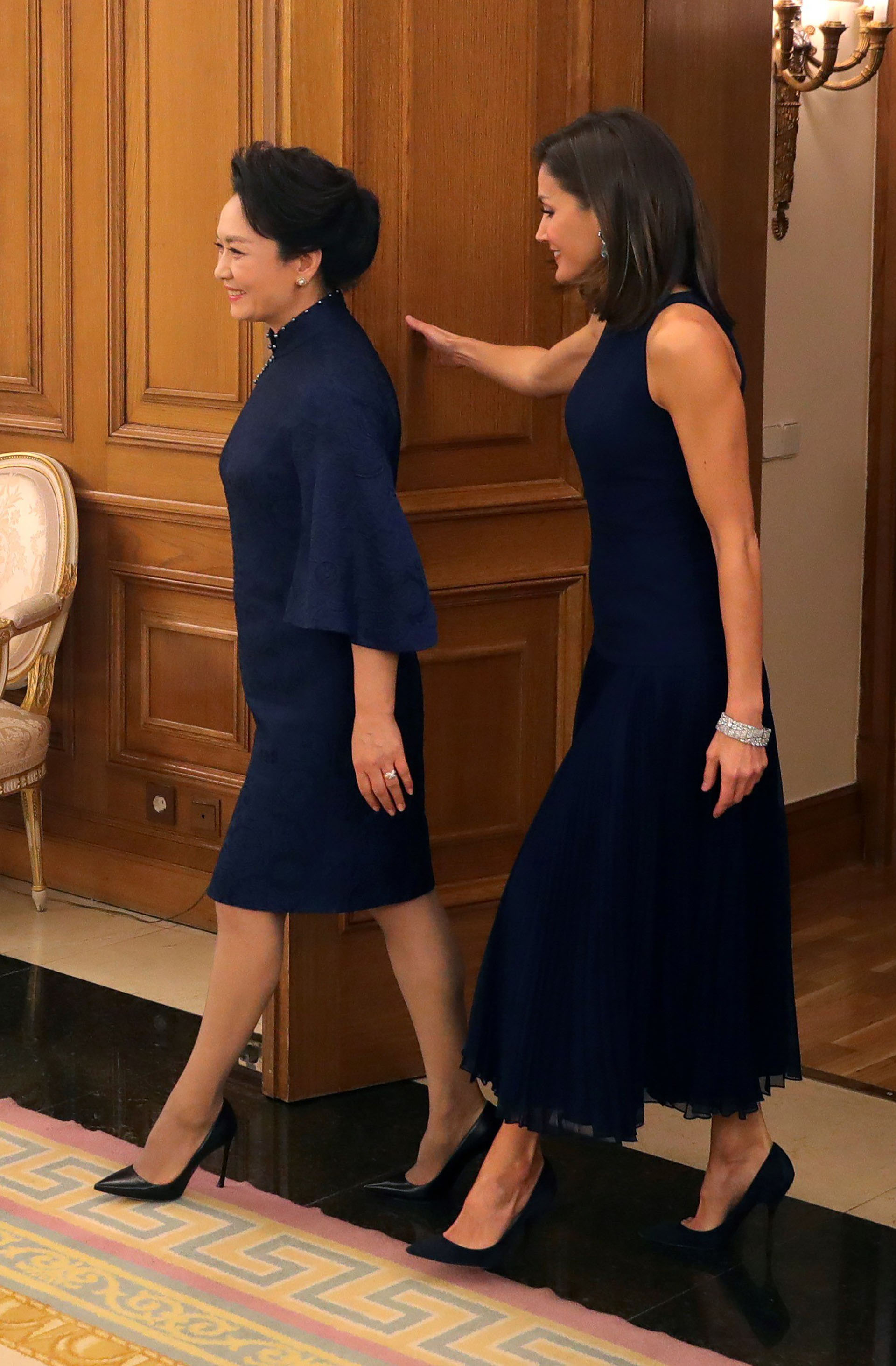 Ambas mujeres caminan juntas luciendo vestidos azules y stilettos negros. El 15 de septiembre, Letizia cumplió 46 años y lo festejó en la intimidad de su familia