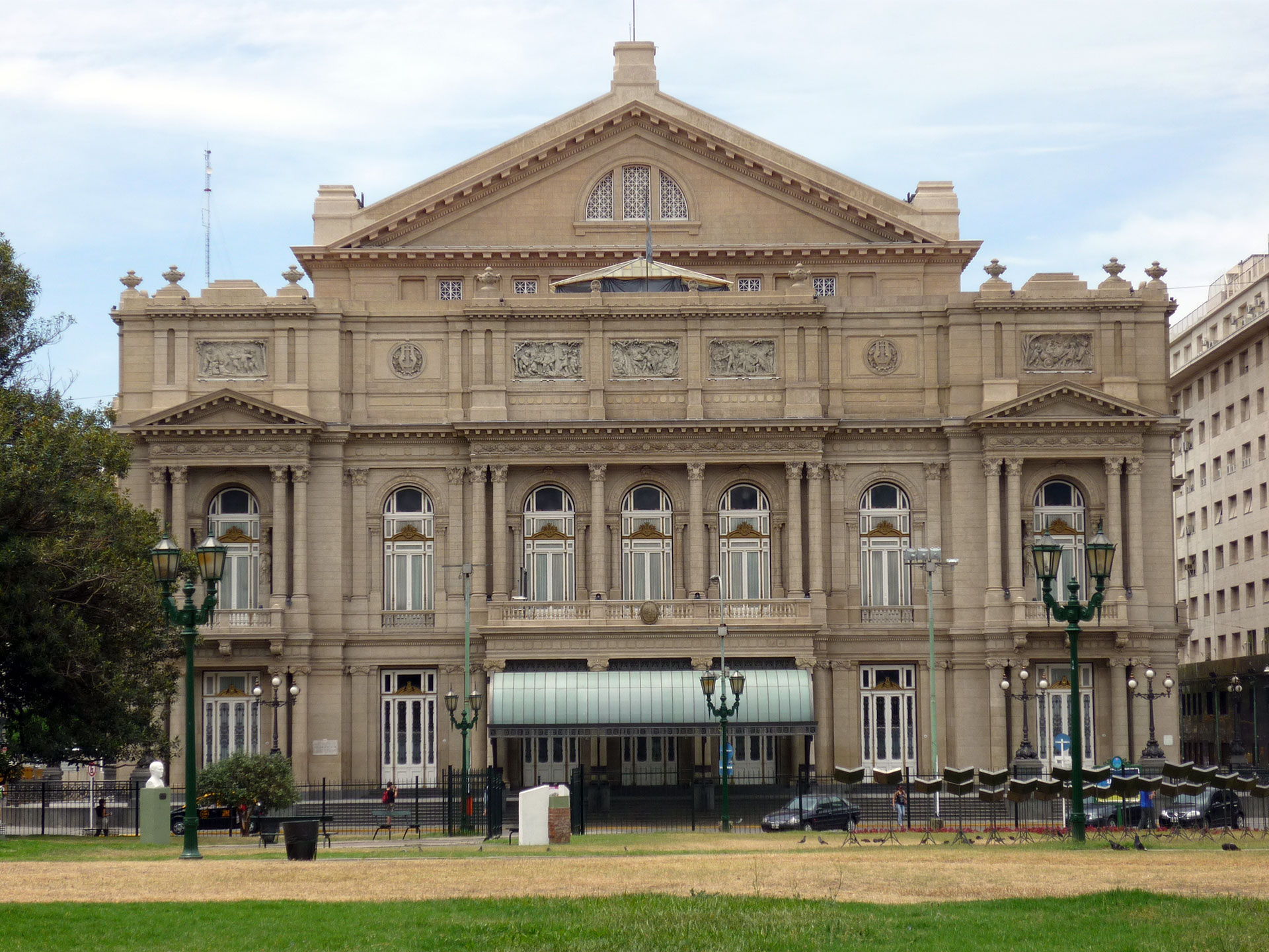 El teatro Colón, construido bajo las normas del estilo francés . Las fachadas están divididas en tres órdenes arquitectónicos.