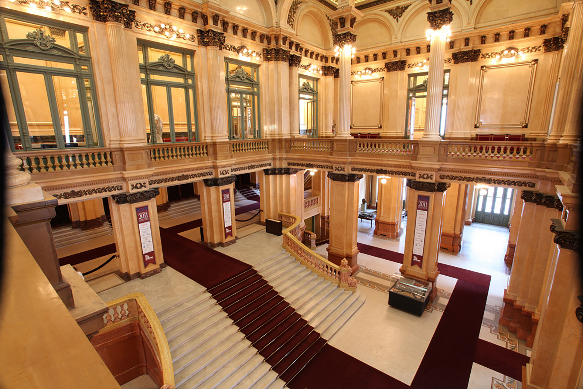El majestuoso foyer revestido en mármol
