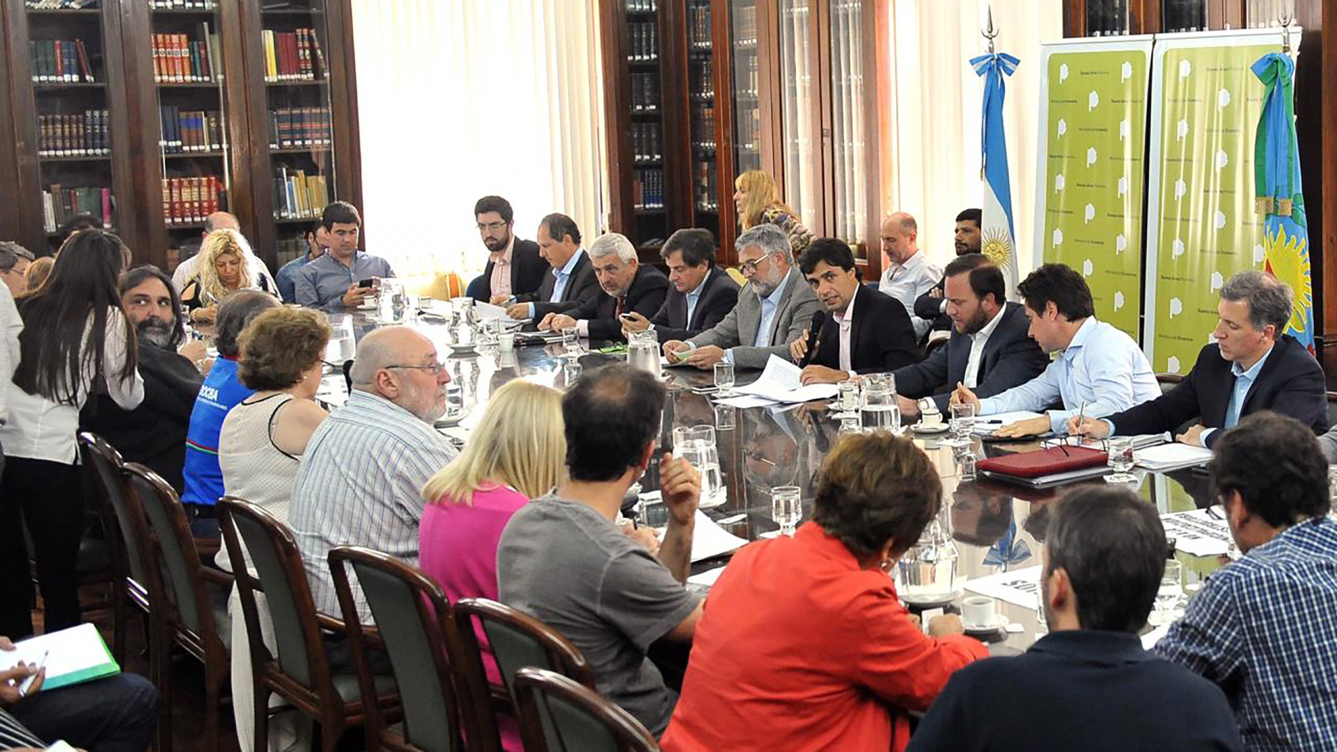 Mientras que entre los privados se van reabriendo las paritarias y acordando recomposición salarial, en el sector público persiste la resistencia de una parte de la Educación