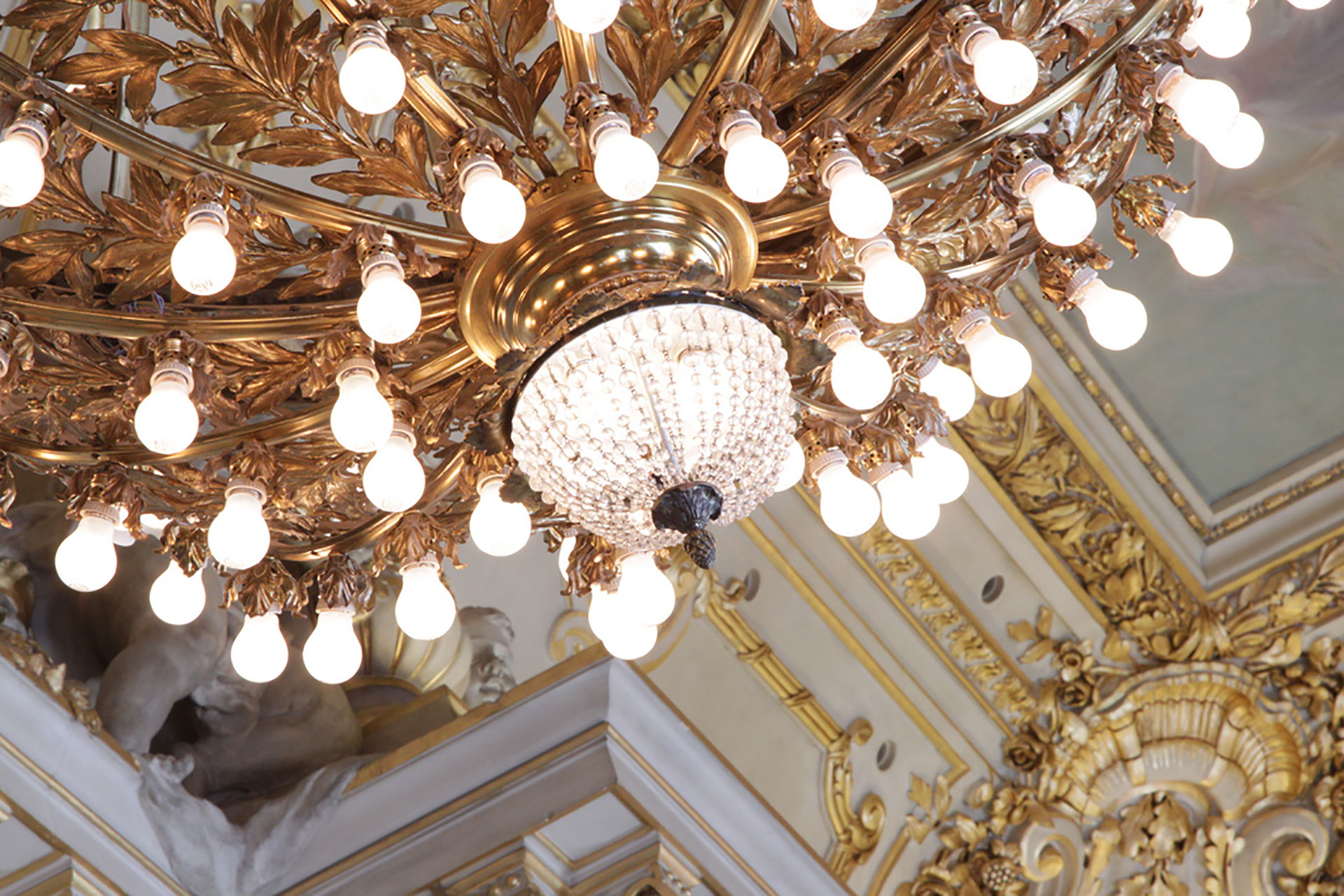 Los imponentes candelambros revestidos en oro con más de 50 luces