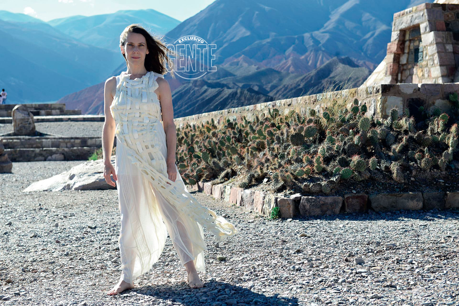 A cara lavada, descalza y con un vestido confeccionado por Cosecha Vintage con hilos sobrantes de fábricas de medias –“que de otra manera tardarían años en degradarse”–, en la inmensidad del Pucará de Tilcara, Jujuy