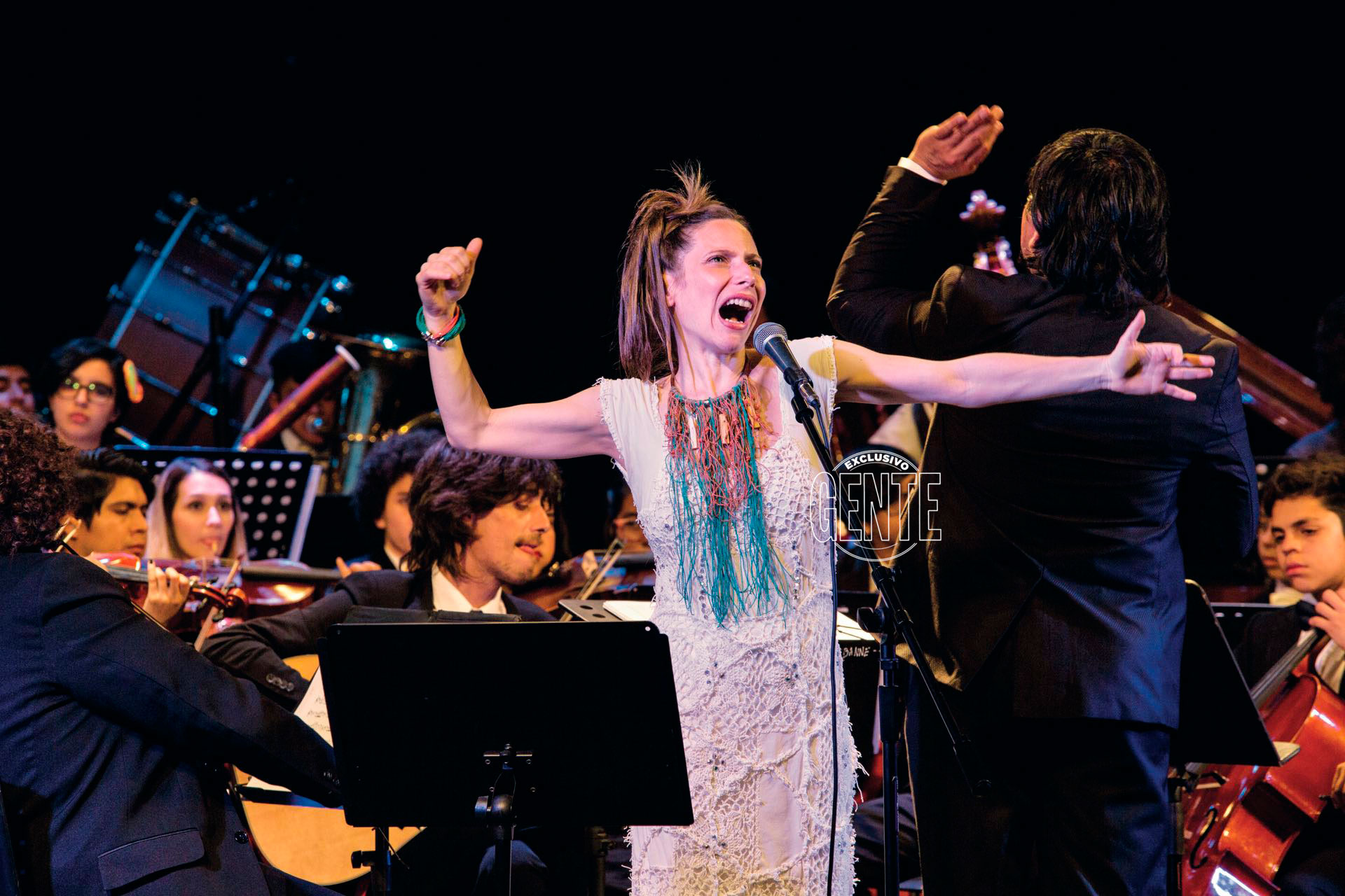 Elena se presentó en el concierto de cierre para entonar Vuelvo al Sur, de Astor Piazzolla, con Escalandrum. En el teatro Mitre, de la capital provincial, interpretó canciones de su disco Tiempo Mariposa con el Sistema de Orquestas Infantojuveniles.