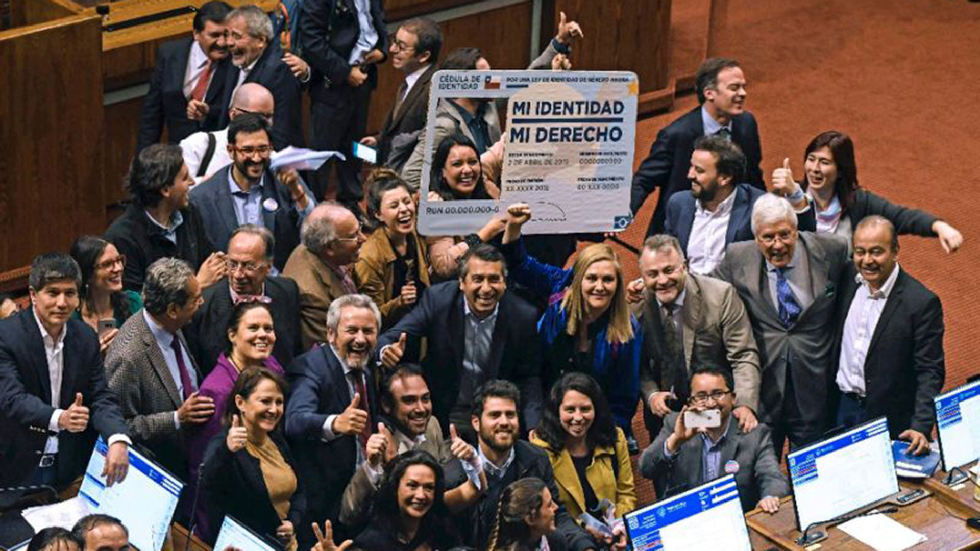 Los festejos en el recinto por la Ley de Identidad de Género en Chile (AFP)