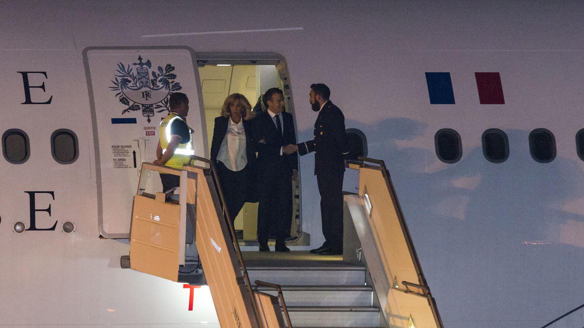 El presidente de Francia Emmanuel Macron llegó el jueves a la noche