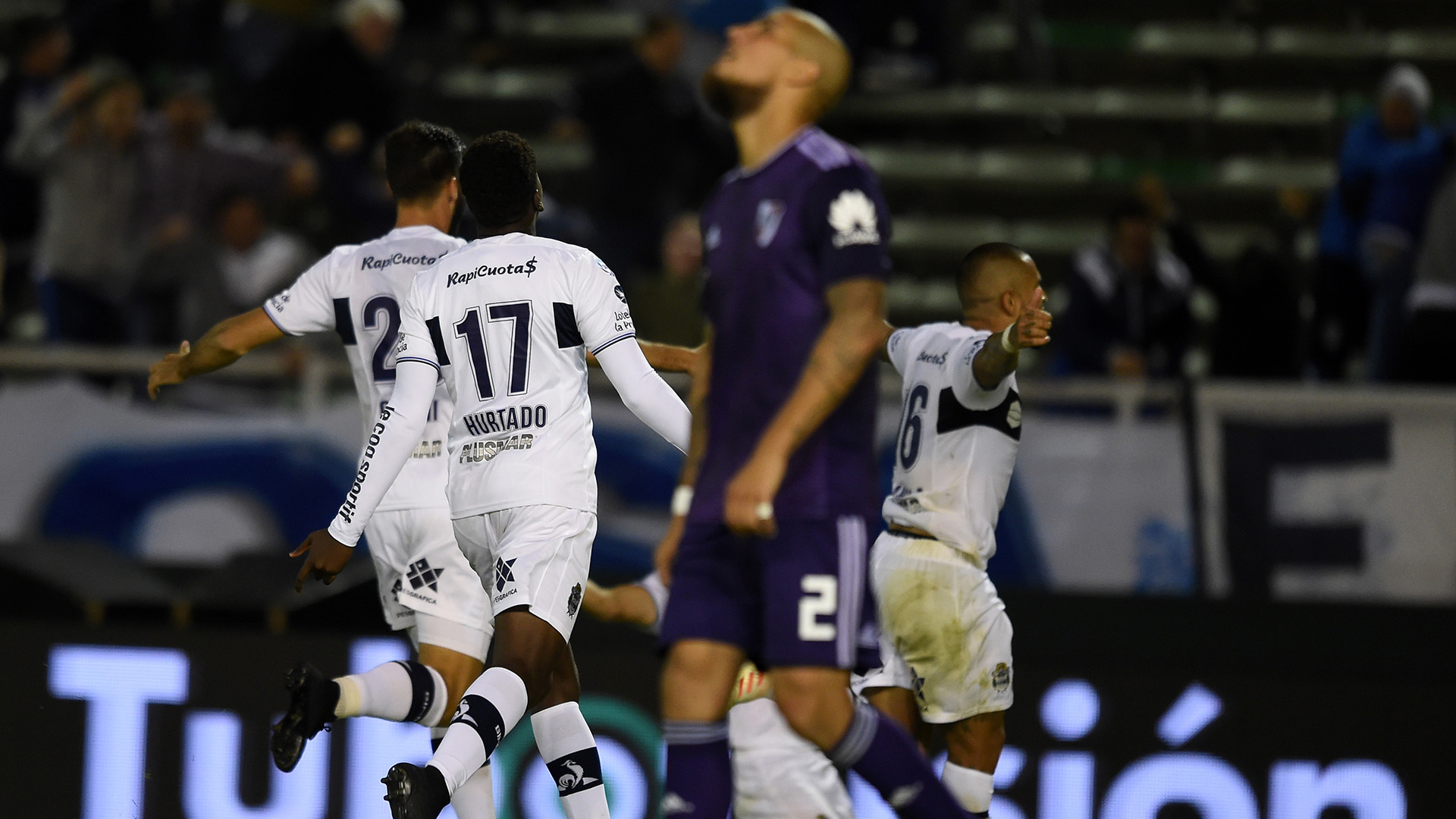 A los 12′ Palacios se devoró un gol increíble y a los 14 Armani volvió a fallar tras un cabezazo fuerte, pero al medio de Silva y el cruce quedó 2-2