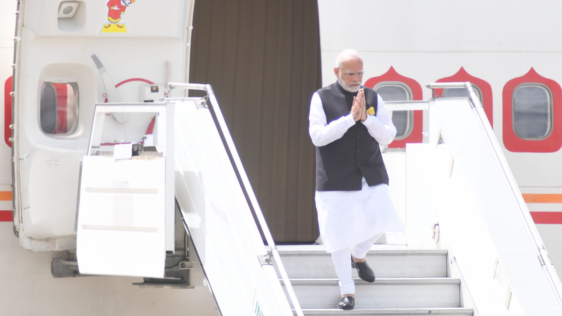 Pasadas las 10:40, Narendra Modi, primer ministro de India, aterrizó en el aeropuerto Internacional de Ezeiza