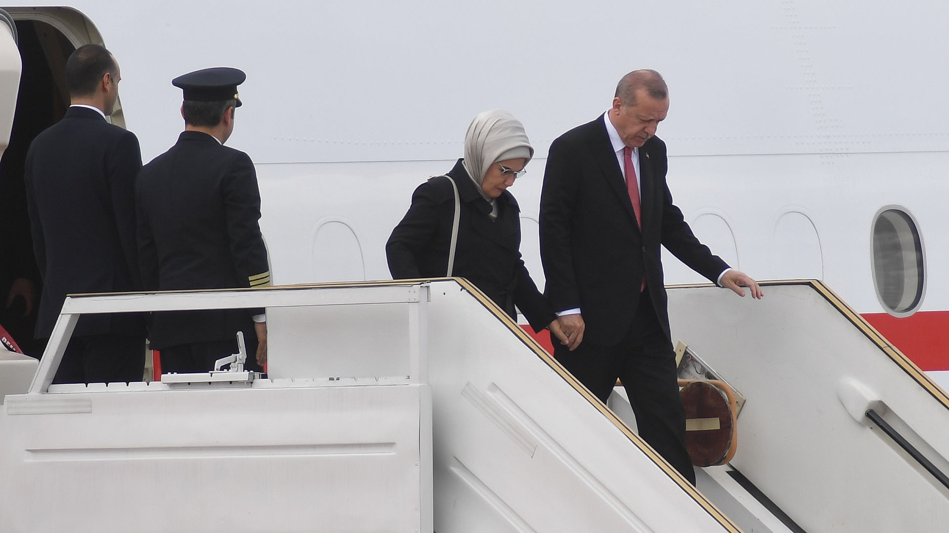 El presidente de Turquía, Recep Tayyip Erdogan, desciende del Boeing 747 oficial tras su arribo a Ezeiza
