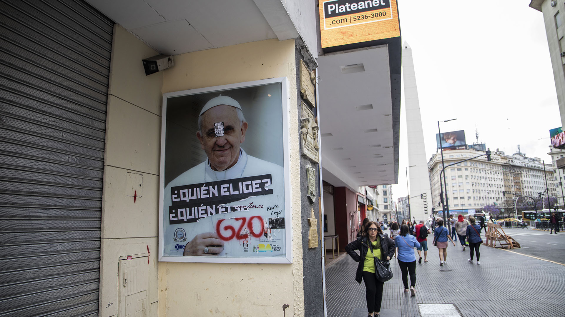Un cartel del papa Francisco intervenido