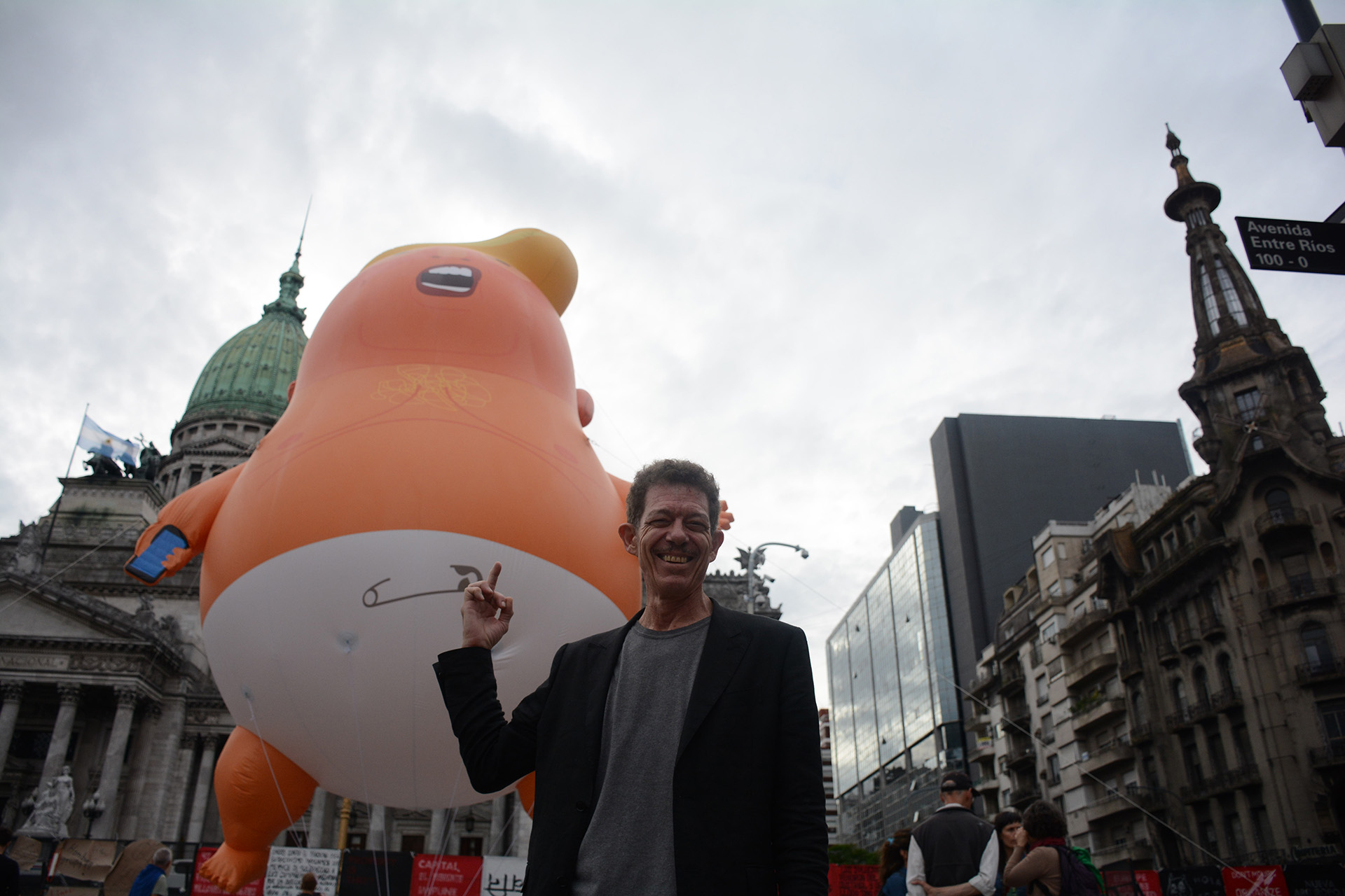 Rob Kennedy, junto a su “criatura” frente al Congreso