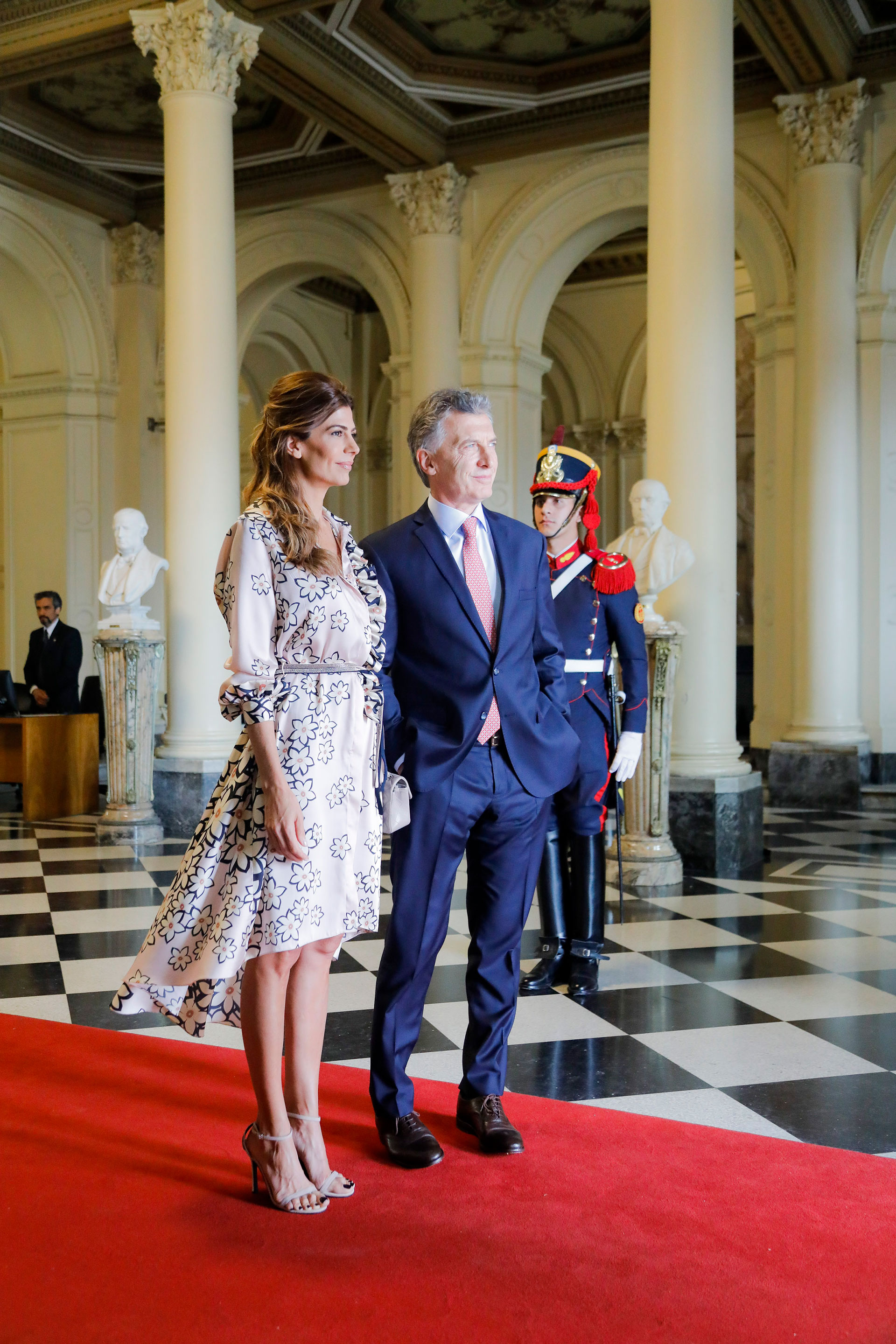 Mauricio Macri y Juliana Awada a la espera del matrimonio presidencial francés