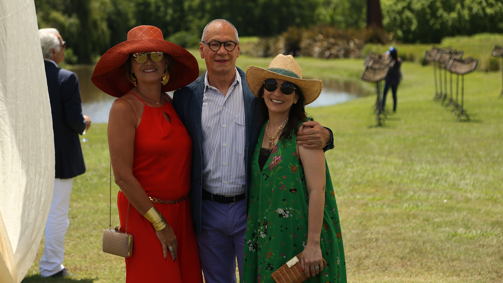 La Comisión Directiva de la Asociación de Amigos del Museo de Arte Moderno de Buenos Aires organizó su encuentro anual para recaudar fondos en la Isla El Descanso. Este año, se trató de un almuerzo en un ambiente distendido, en el Tigre. En la foto: Dora Sánchez, Abel Guaglianone y Larisa Andreani (organizadores)