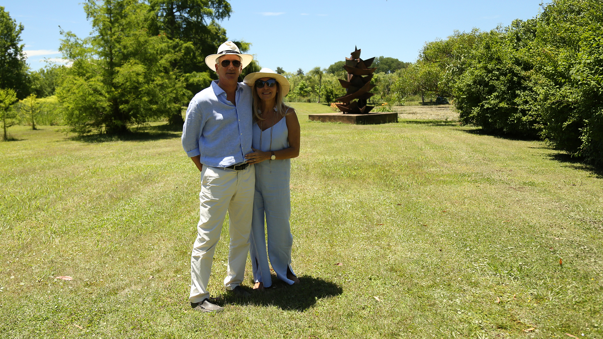 Alejandro Saguier y Daniela Marcuzzi. La Isla El Descanso, donde se realizó el almuerzo, tiene un gran jardín con una serie de esculturas de Pablo Reinoso, Bastón Díaz, Vivianne Duchini, Carlos Gallardo, Marie Orensanz, Julio Le Parc, José Fioravanti, Antonio Canova, Pablo Curatella Manes y Jorge Gamarra, entre otros reconocidos artistas contemporáneos y maestros