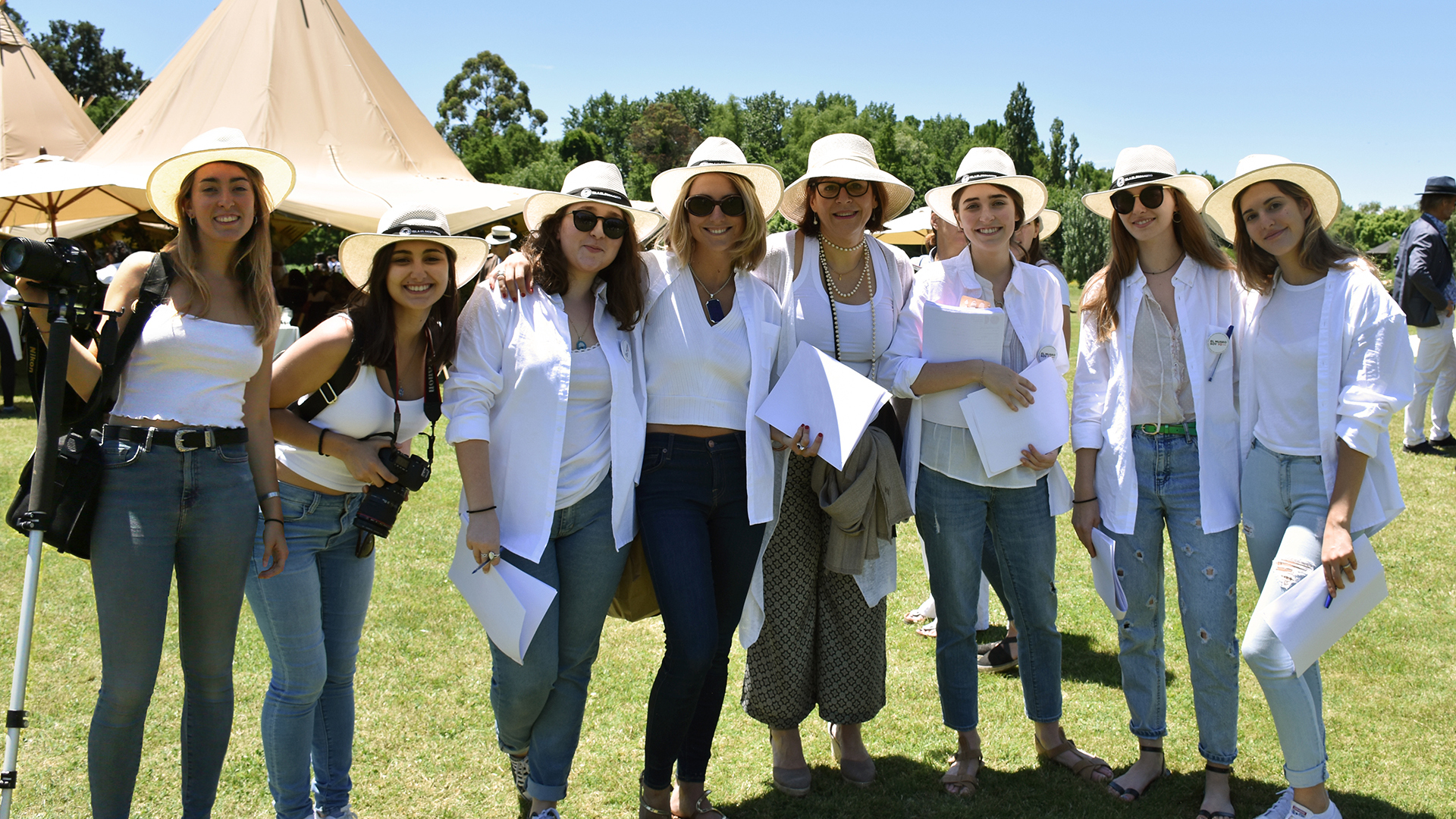 Carolina Desteract junto a las integrantes de “Jóvenes del Moderno”
