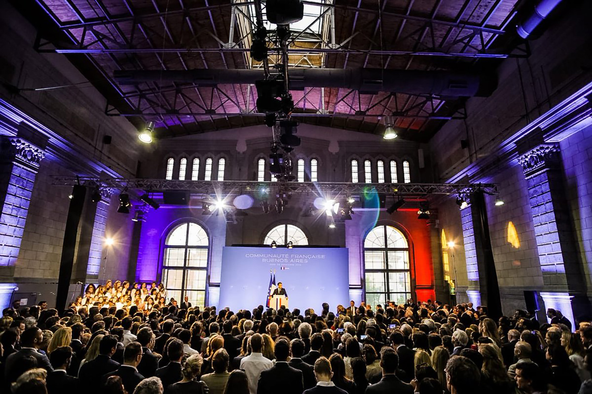 Macron les habla a sus compatriotas. A la izquierda, el coro de alumnos del liceo francés que cantó la Marsellesa (Usina del Arte)