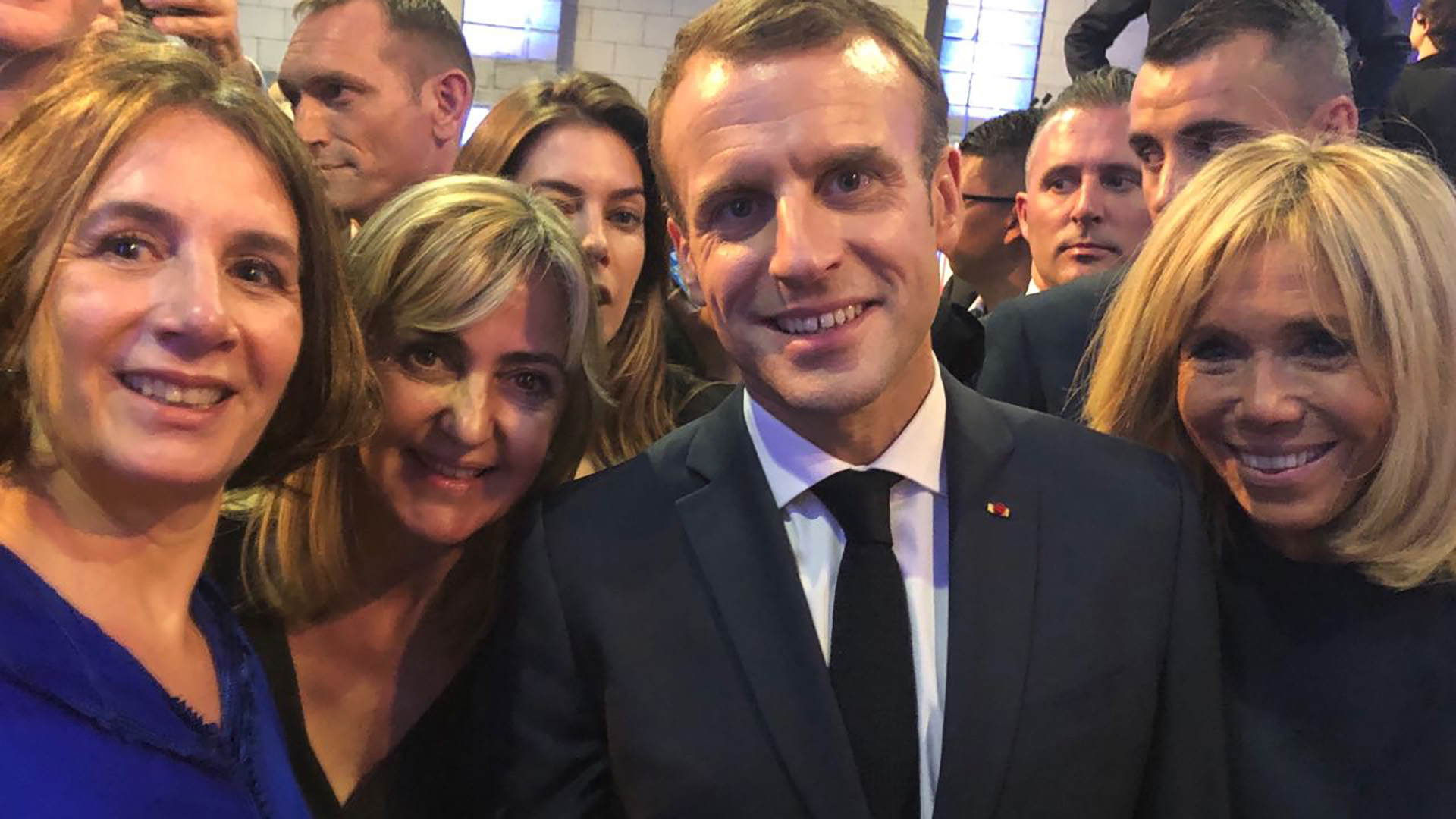 Dominique Biquard (Identia, Marianne) y Alejandra Alberdi (vicepresidente de AySA) con el presidente Macron y su esposa Brigitte