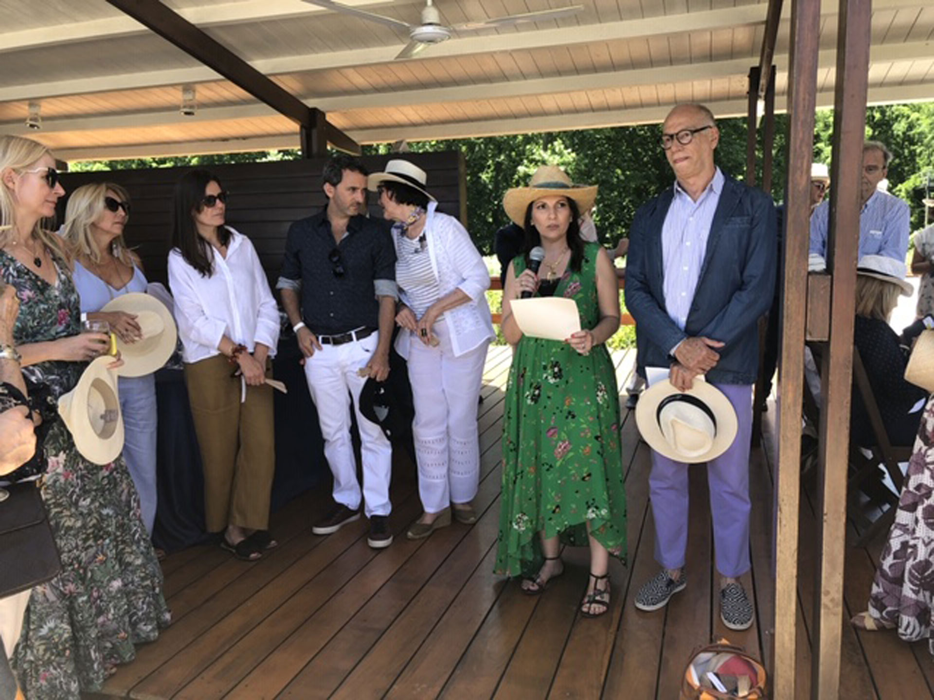Larisa Andreani, quien se encuentra al frente de la Comisión Directiva de la Asociación de Amigos del Museo de Arte Moderno de Buenos Aires, durante su discurso de bienvenida al gran evento de recaudación de fondos: “Tenemos como referencia los grandes museos del mundo: queremos lograr una conjunción entre los aportes públicos y privados. Así funcionan las principales instituciones culturales en la actualidad”, expresó