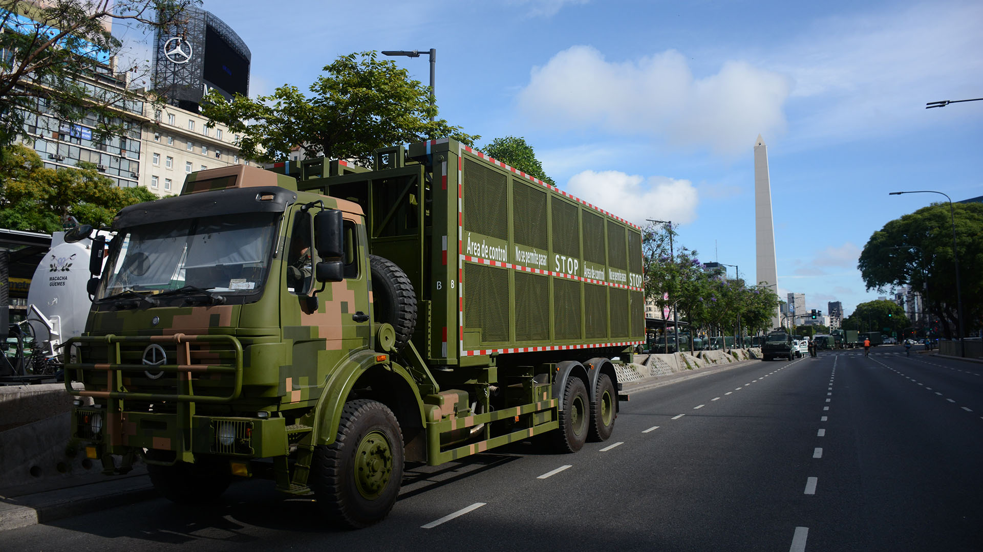 Uno de los camiones destinados al megaoperativo de seguridad apostado sobre la Avenida 9 de Julio en la previa de la marcha anti G20