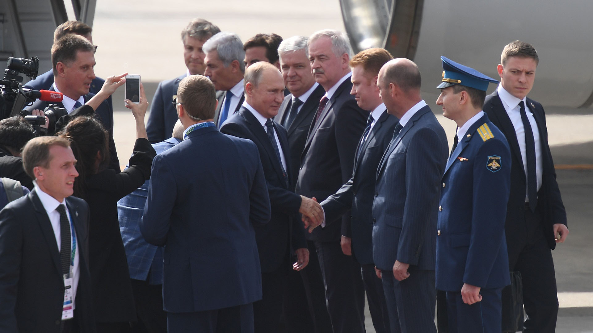 La delegación que recibió al presidente ruso