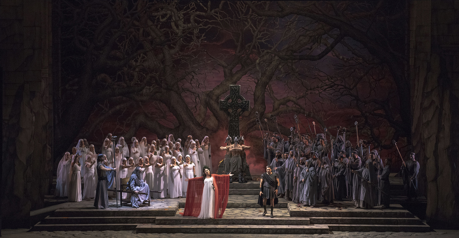 Así se ve la nueva producción de “Norma” en una de sus escenas culminantes. Foto: Máximo Parpagnoli
