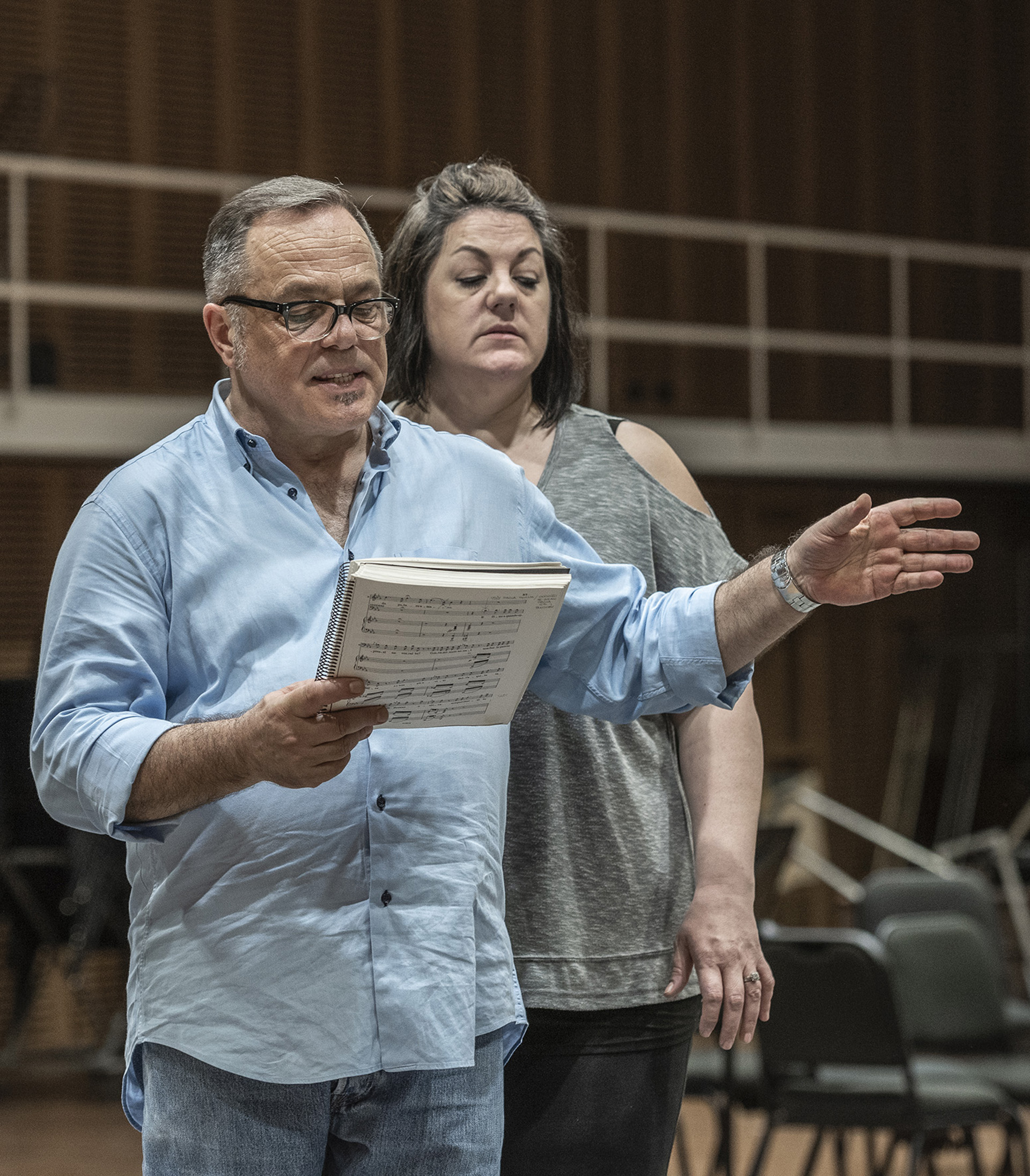 Anna Pirozzi junto a Mario Pontiggia en un ensayo de “Norma”, Sala Bicentenario. Foto: Máximo Parpagnoli