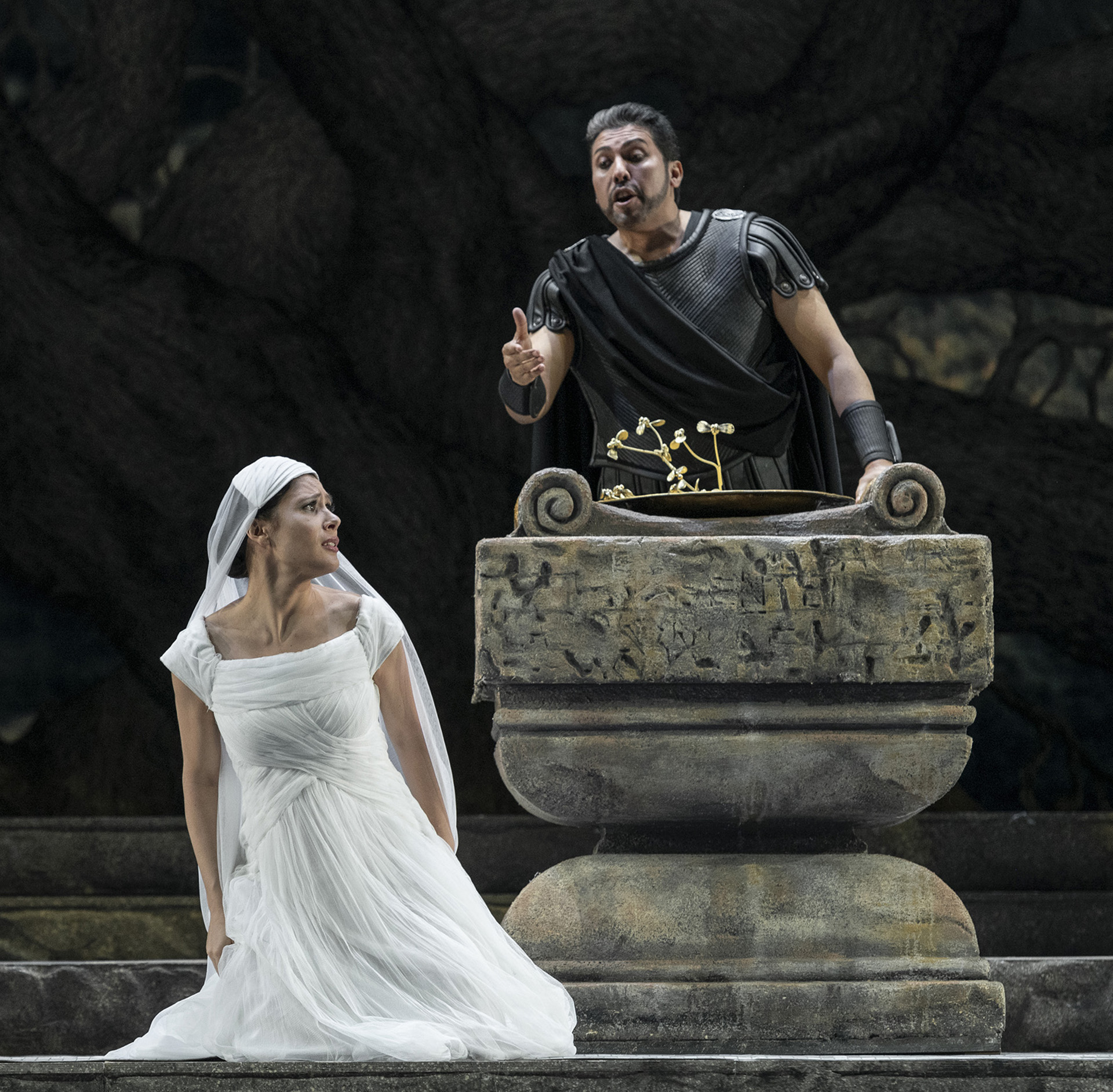 Annalisa Stroppa como Adalgisa, junto a Héctor Sandoval, que interpreta a Pollione