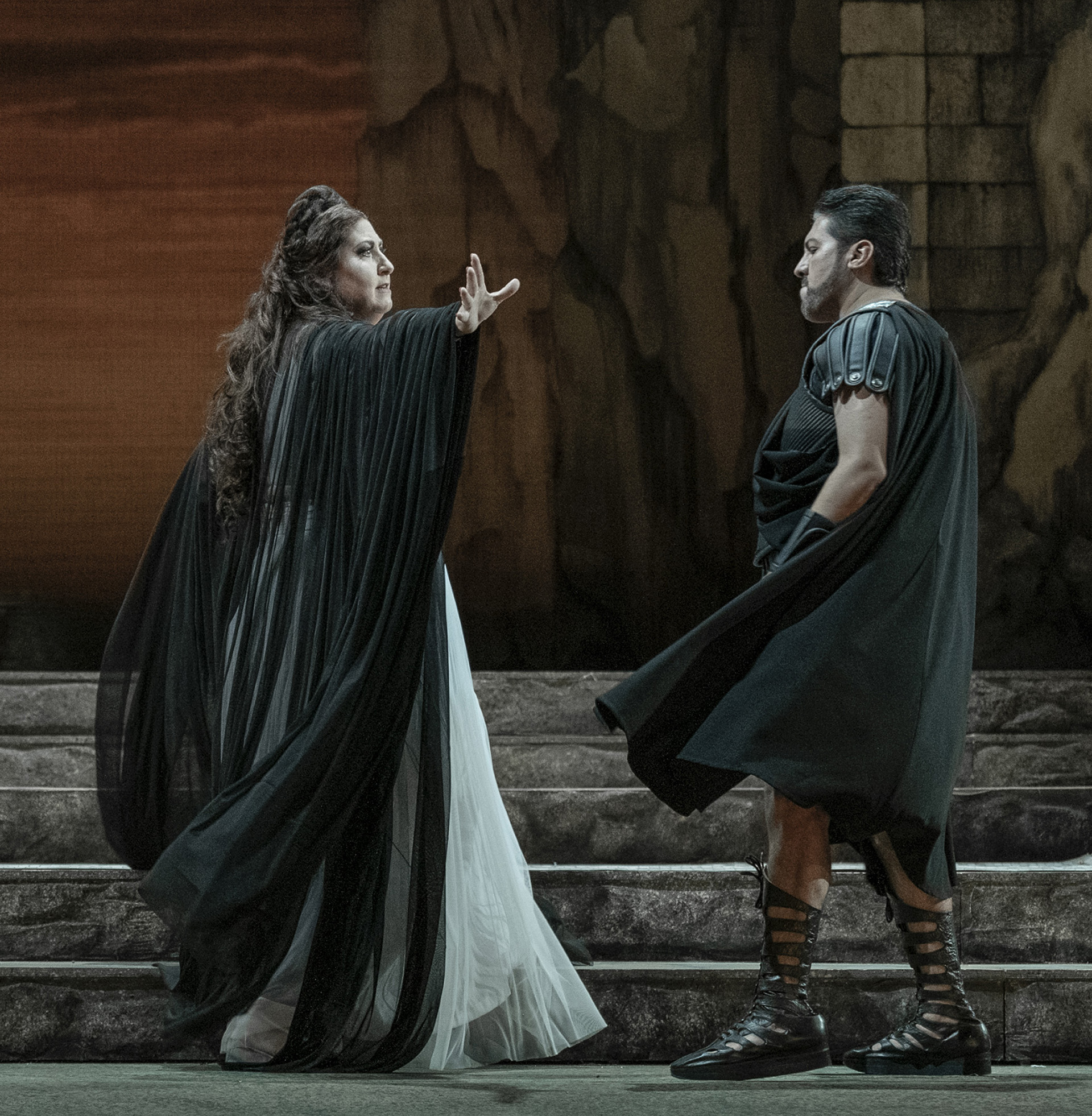 La italiana Anna Pirozzi como Norma y el tenor mexicano Héctor Sandoval como Pollione. Diseño de vestuario de Aníbal Lápiz
