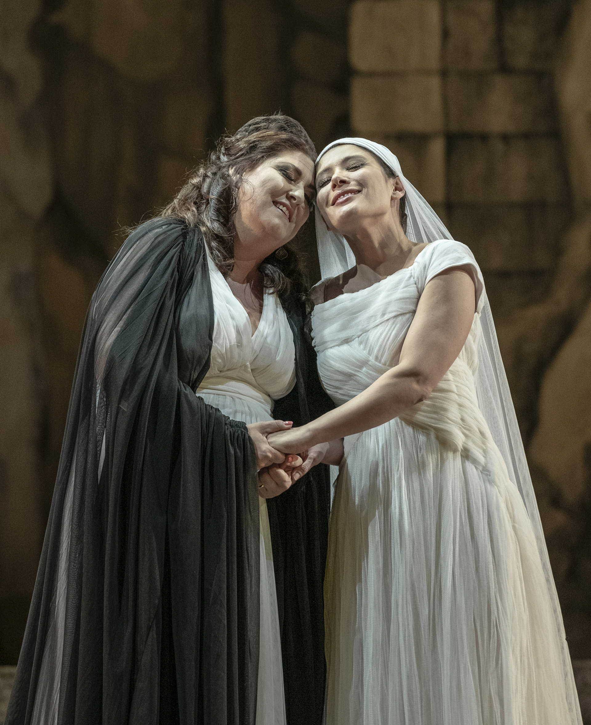 Norma (Anna Pirozzi) junto a Adalgisa (Annalisa Stroppa)