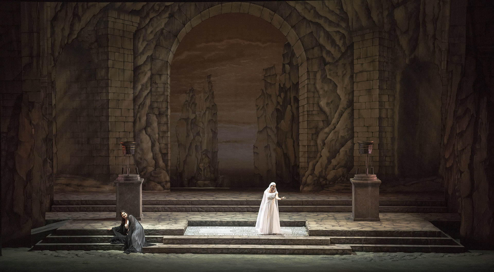 Anna Pirozzi como Norma, junto a Annalisa Stroppa como Adalgisa