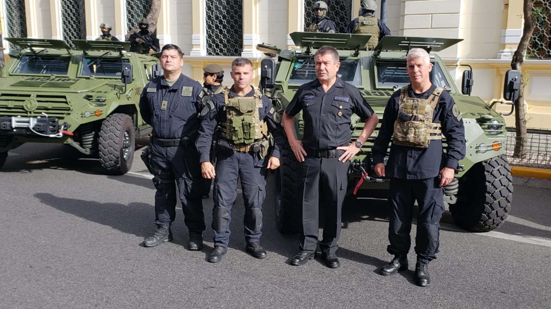 El jefe de la Policía Federal Argentina, Nestor Roncaglia, antes de salir a supervisar en persona los operativos de seguridad del G20 frente a las tanquetas Dongfen donadas por el Gobierno chino.