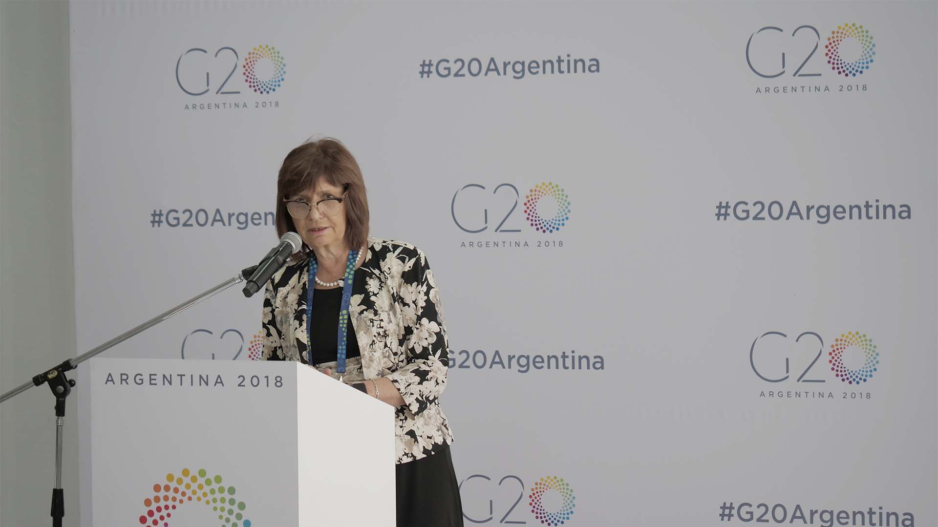 La ministra de Seguridad Patricia Bullrich en el centro de medios
