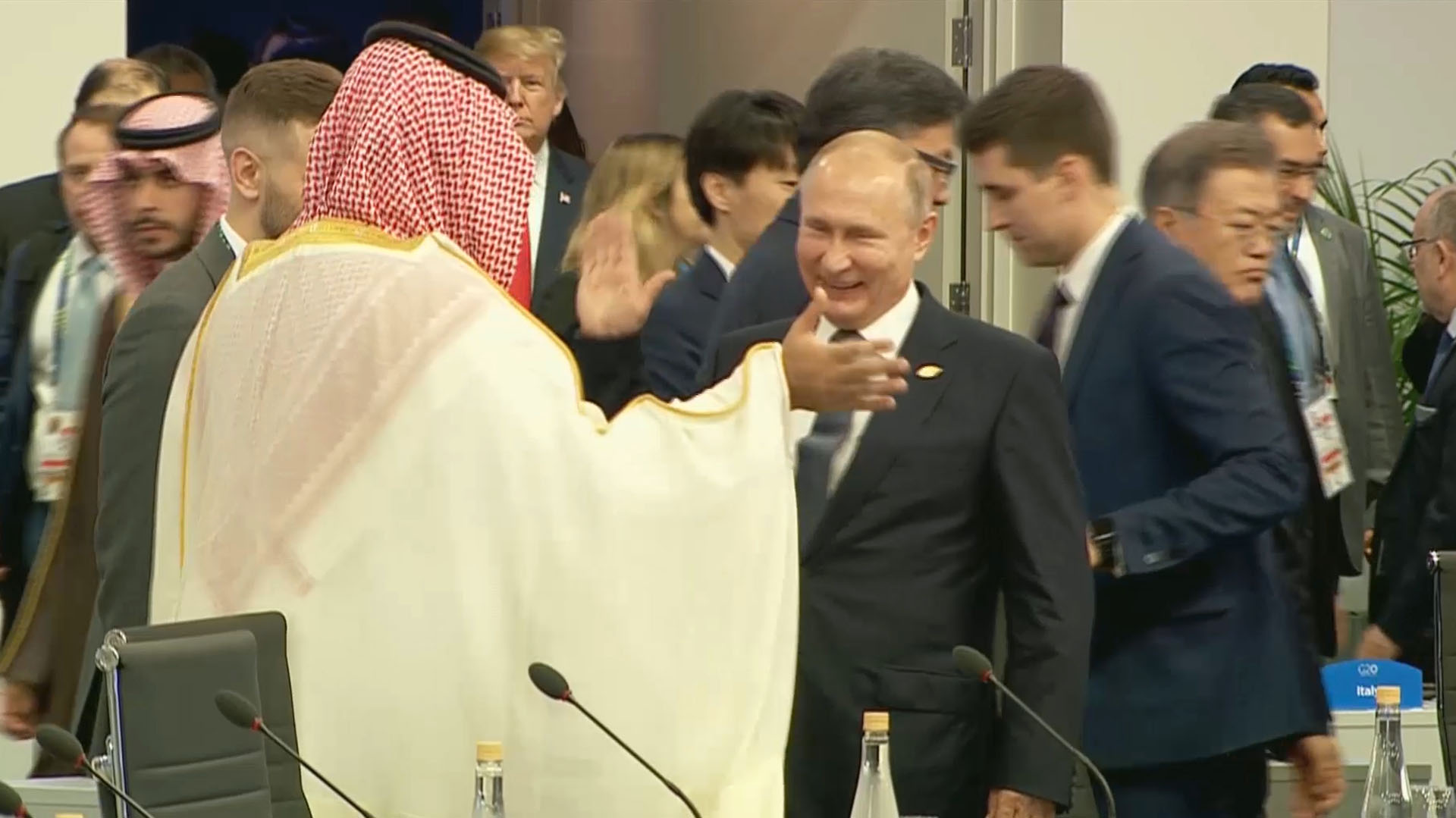Mohammed bin Salman y Vladimir Putin sonríen y chocan sus manos en un particular saludo que hizo hablar al mundo