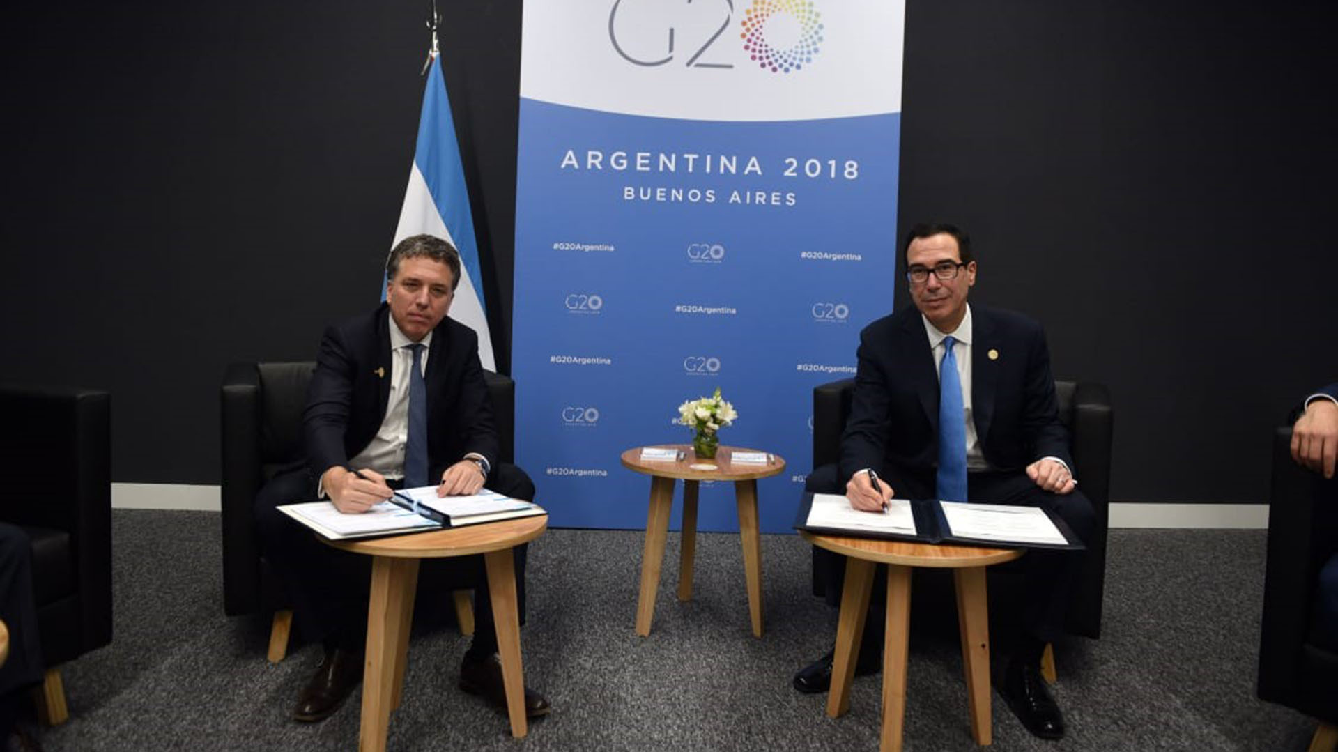 Nicolás Dujovne y el secretario del Tesoro de los Estados Unidos Steven Mnuchin