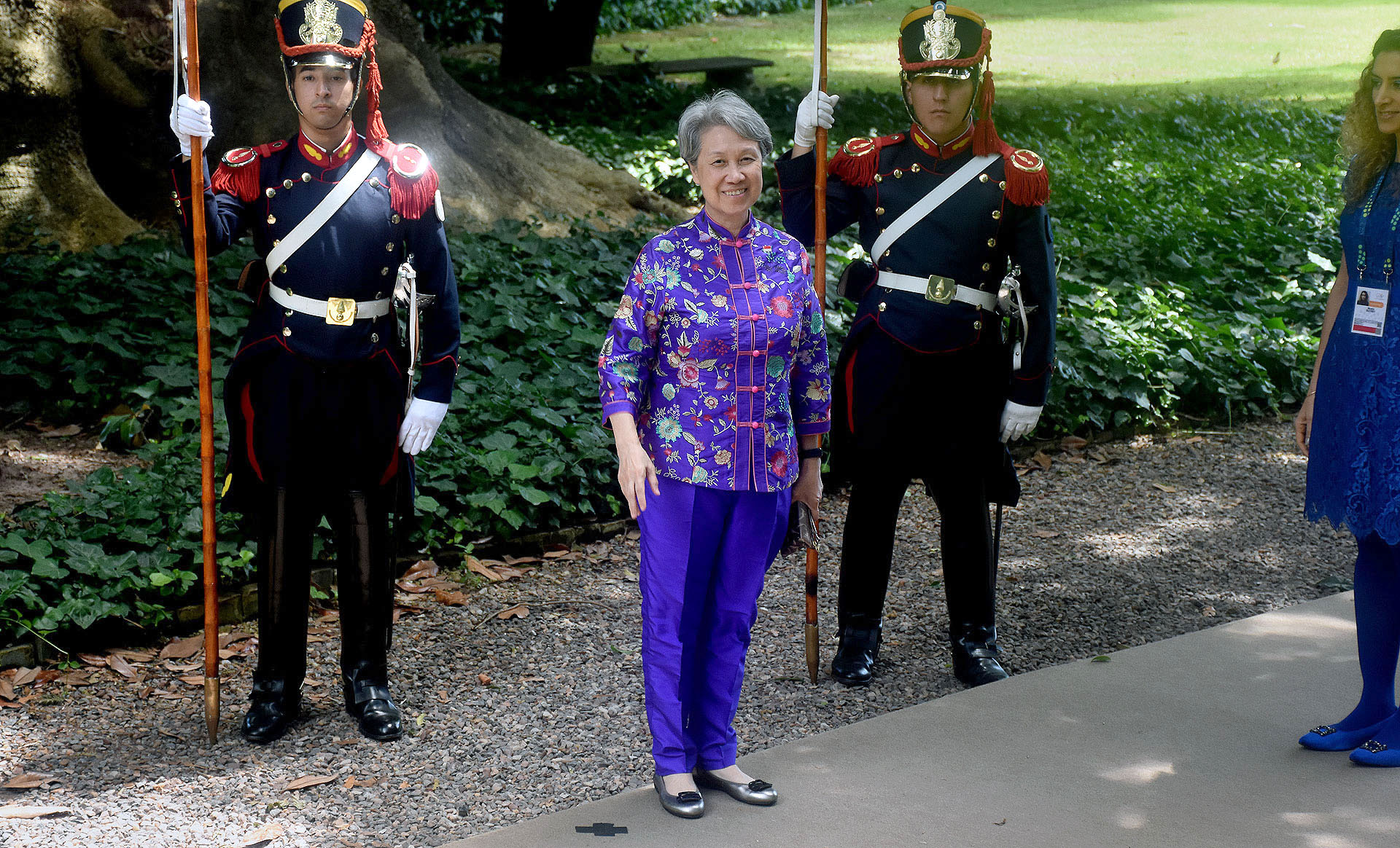 Ho Chin, la primera dama de Singapur. Lució un traje típico de mujeres. Una blusa de mangas largas abotonadas con estampado de flores. Eligió para los pies chatas con detalle de flor en metalizado