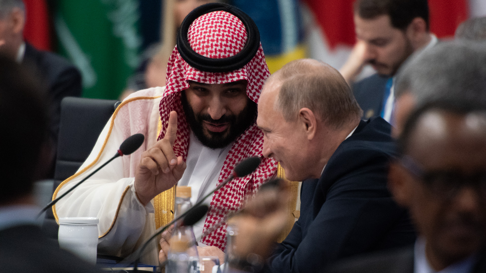 El príncipe saudí Bin Salman dialoga con Putin antes del inició de la sesión