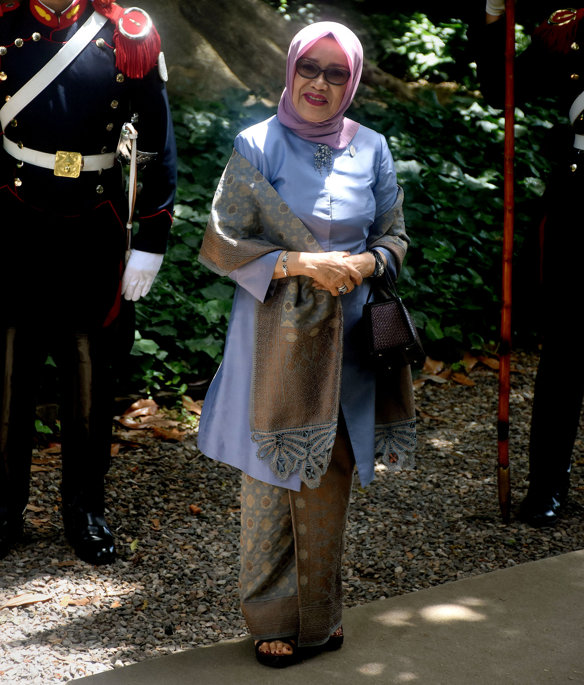 Mufidah Jusuf Kalla la mujer del vicepresidente de Indonesia lució la vestimenta típica en lavanda y ocre, y el tradicional hijab en rosa