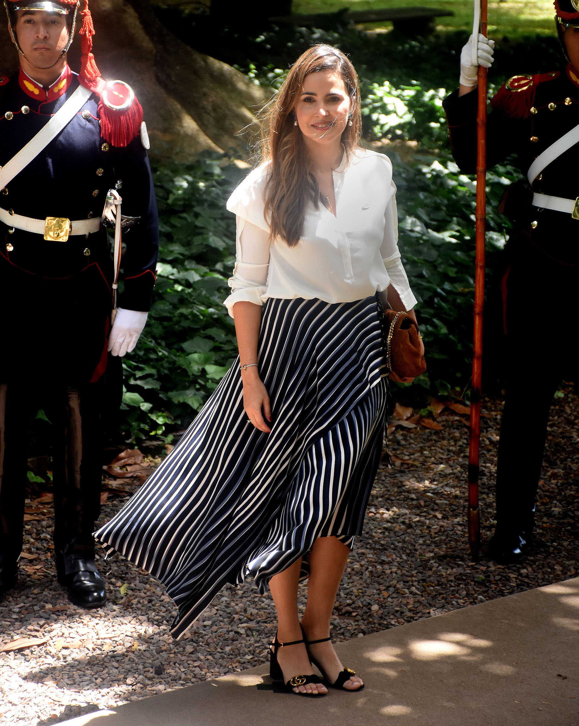 Del directorio del Banco Interamericano de Desarrollo, María Gabriela Sigala optó por un outfit de dos piezas. una falda a rayas, blusa en off white, sobre de gamuza en marrón y sandalias negras de Gucci